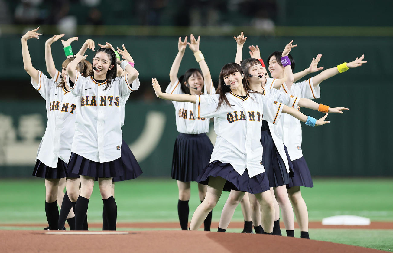 巨人対阪神試合前、パフォーマンスする私立恵比寿中学（撮影・足立雅史）