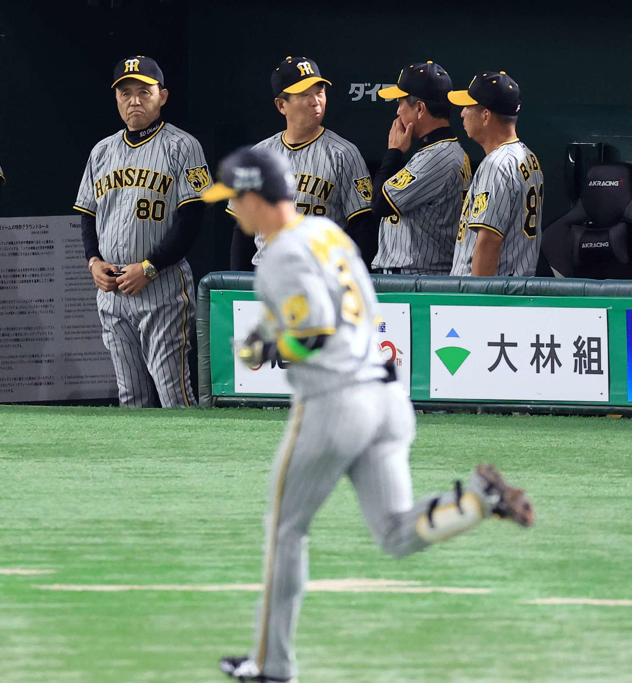 巨人対阪神　1回表阪神無死、近本（手前）が先頭打者本塁打を放ち、走塁を見つめる岡田監督（左）ら（撮影・浅見桂子）