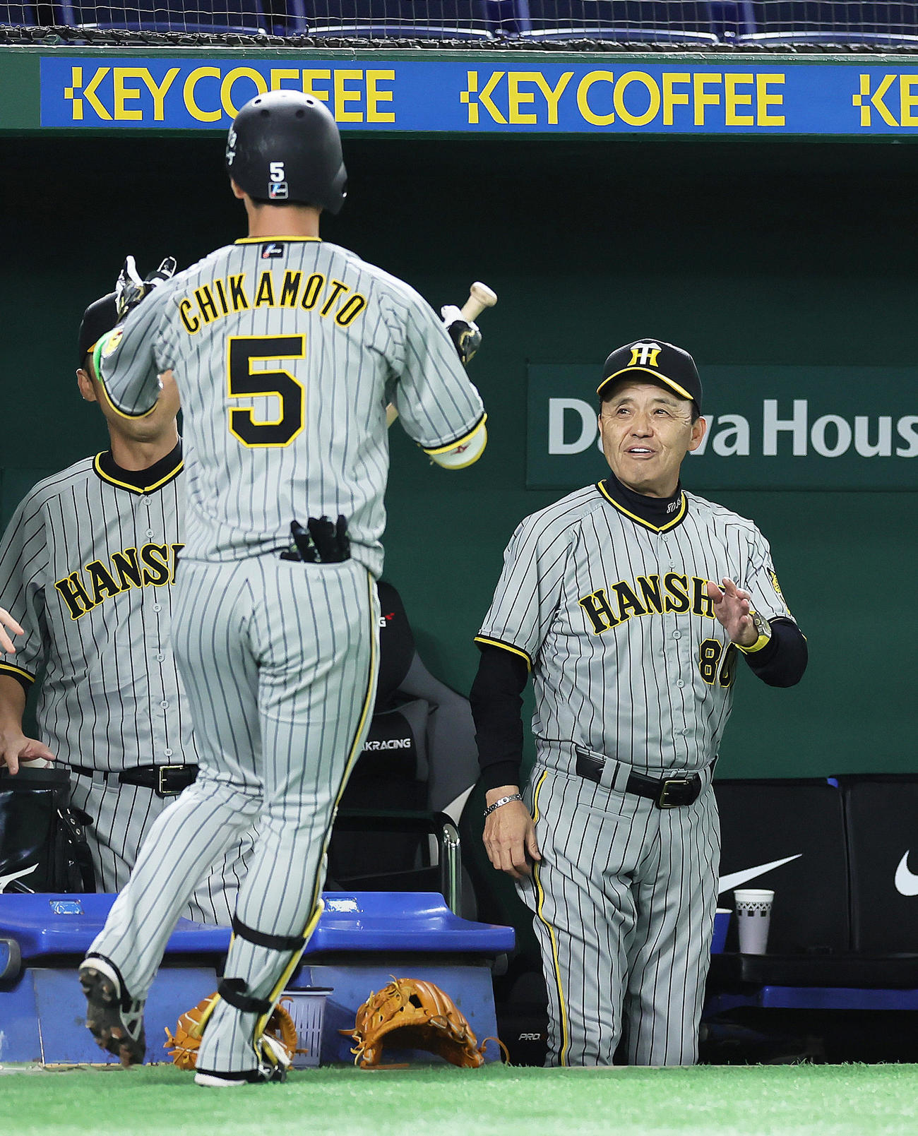 巨人対阪神1回表阪神無死、近本（左）は先頭打者本塁打を放ち岡田監督に笑顔で迎えられる（撮影・足立雅史）