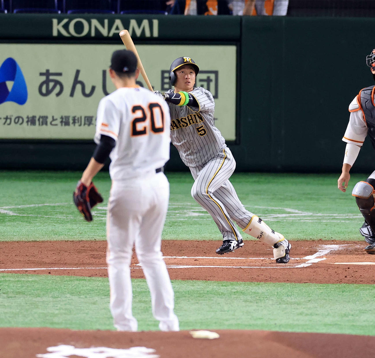 巨人対阪神　1回表阪神無死、近本は先頭打者本塁打を放つ。投手戸郷（撮影・浅見桂子）