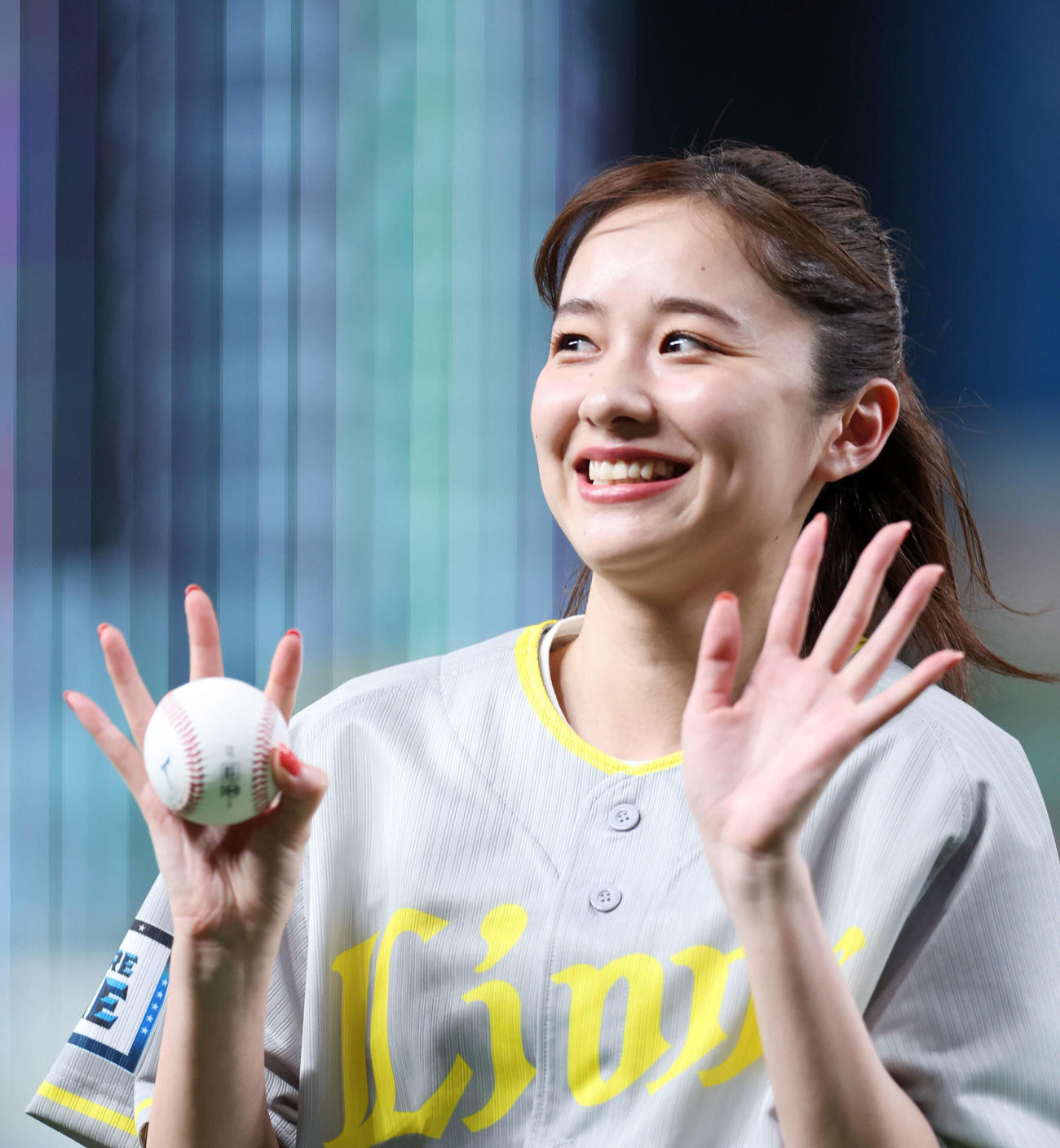 西武対ソフトバンク　セレモニアルピッチを終え笑顔で手を振る堀田真由（撮影・鈴木正人）