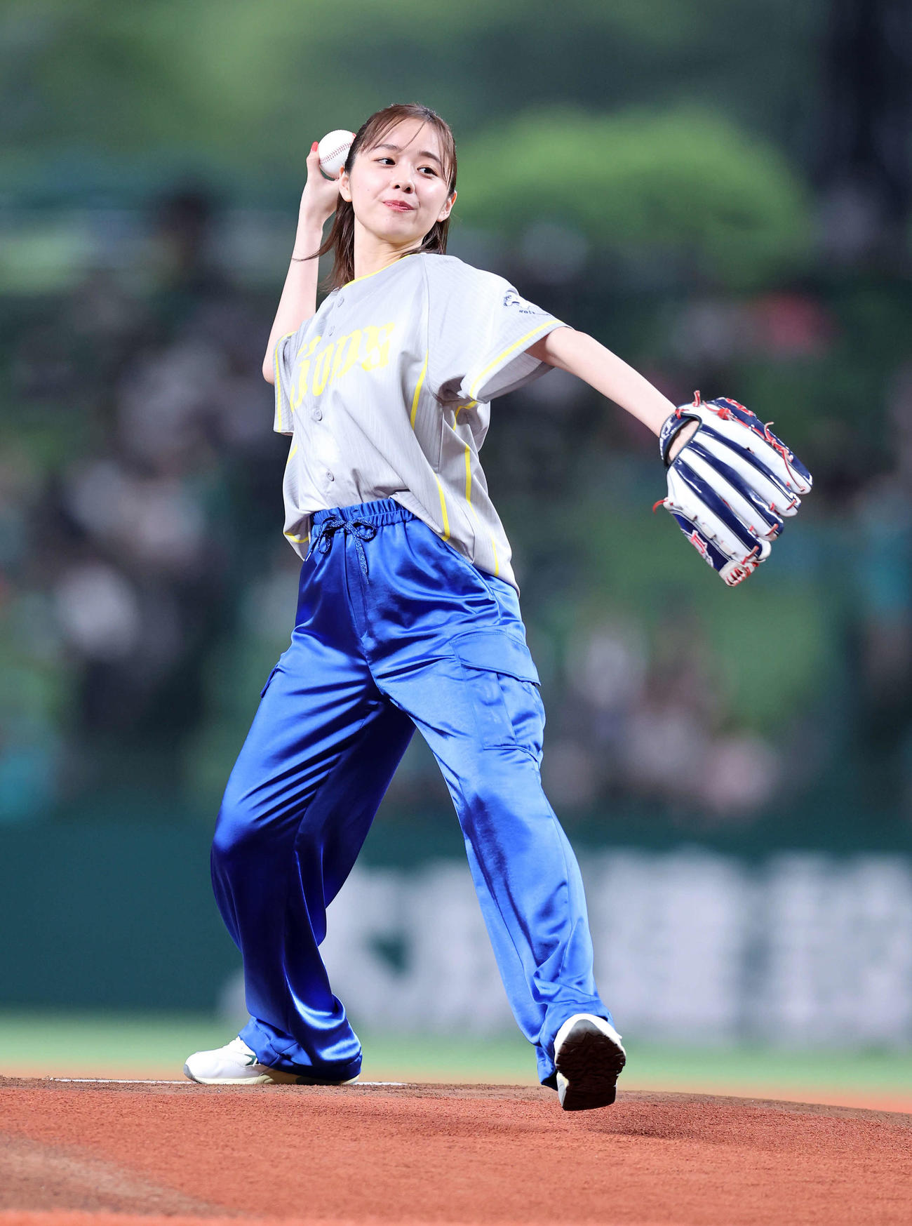 西武対ソフトバンク　セレモニアルピッチに臨む堀田真由（撮影・鈴木正人）