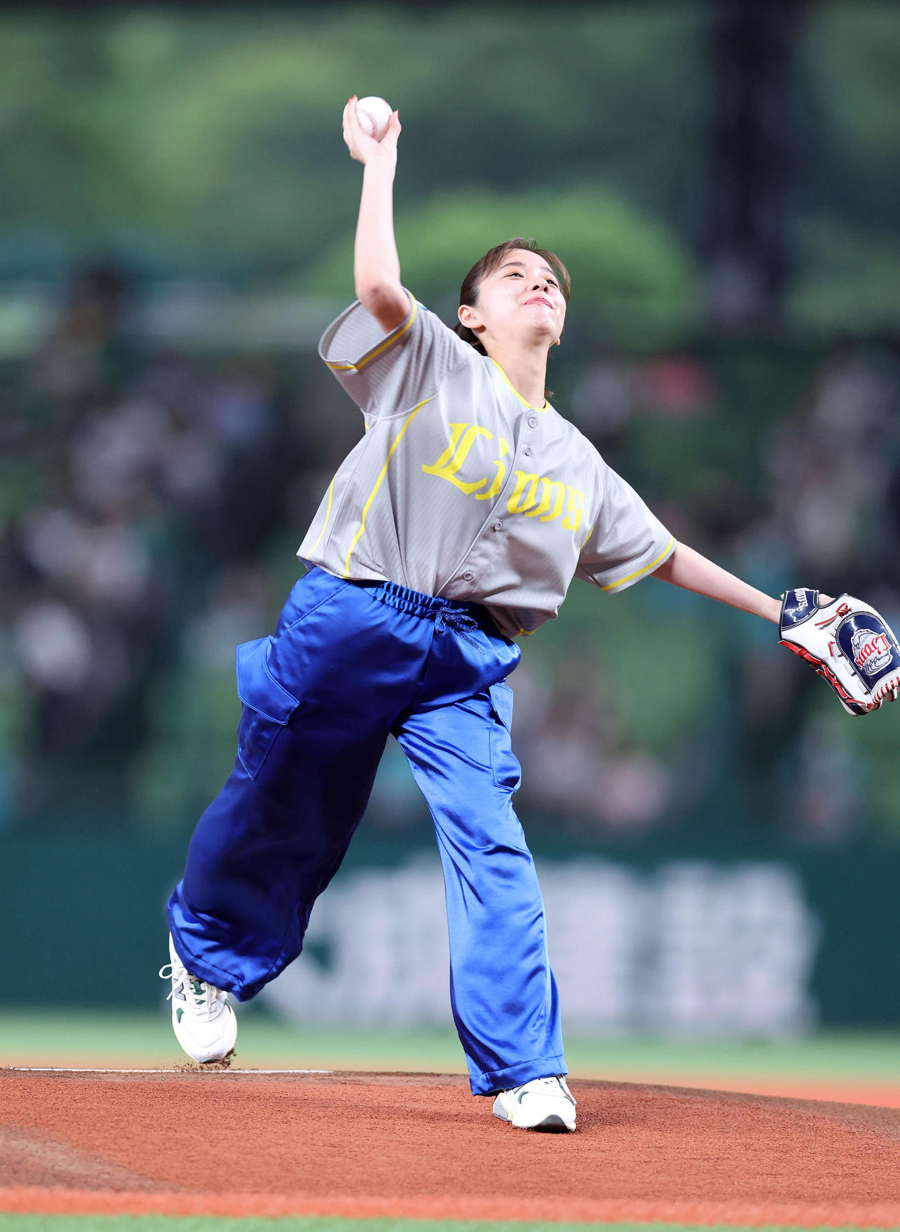西武対ソフトバンク　セレモニアルピッチに臨む堀田真由（撮影・鈴木正人）