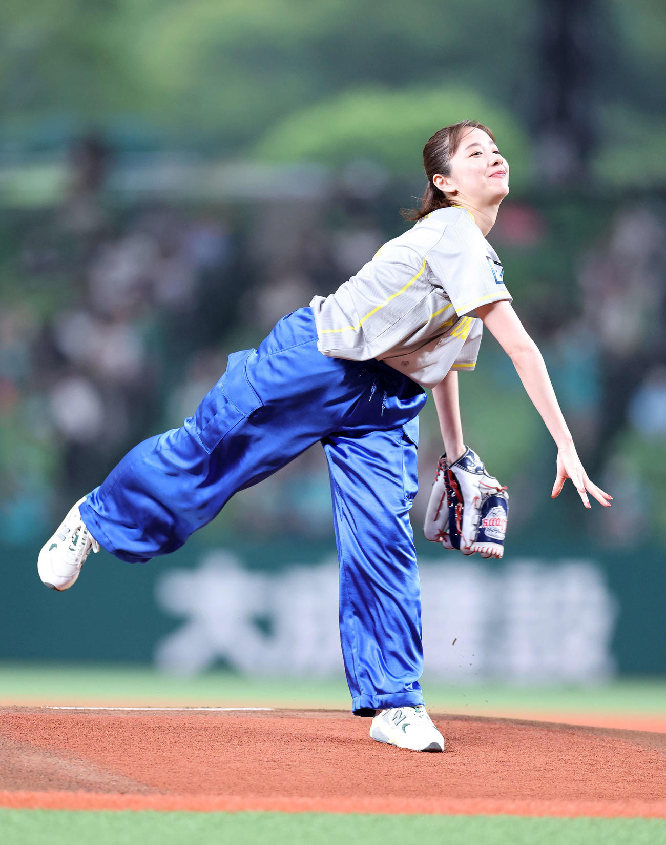 西武対ソフトバンク　セレモニアルピッチに臨む堀田真由（撮影・鈴木正人）