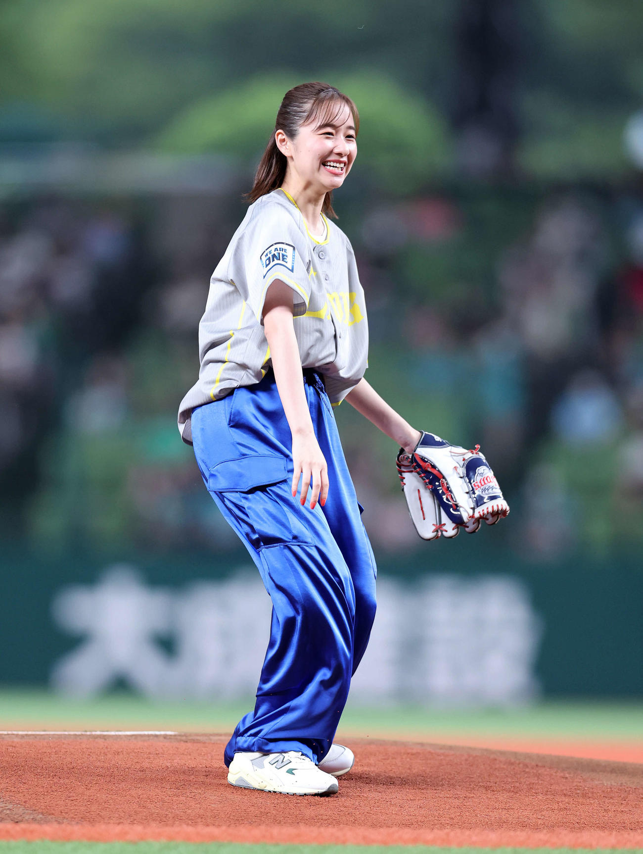 西武対ソフトバンク　セレモニアルピッチに臨む堀田真由（撮影・鈴木正人）