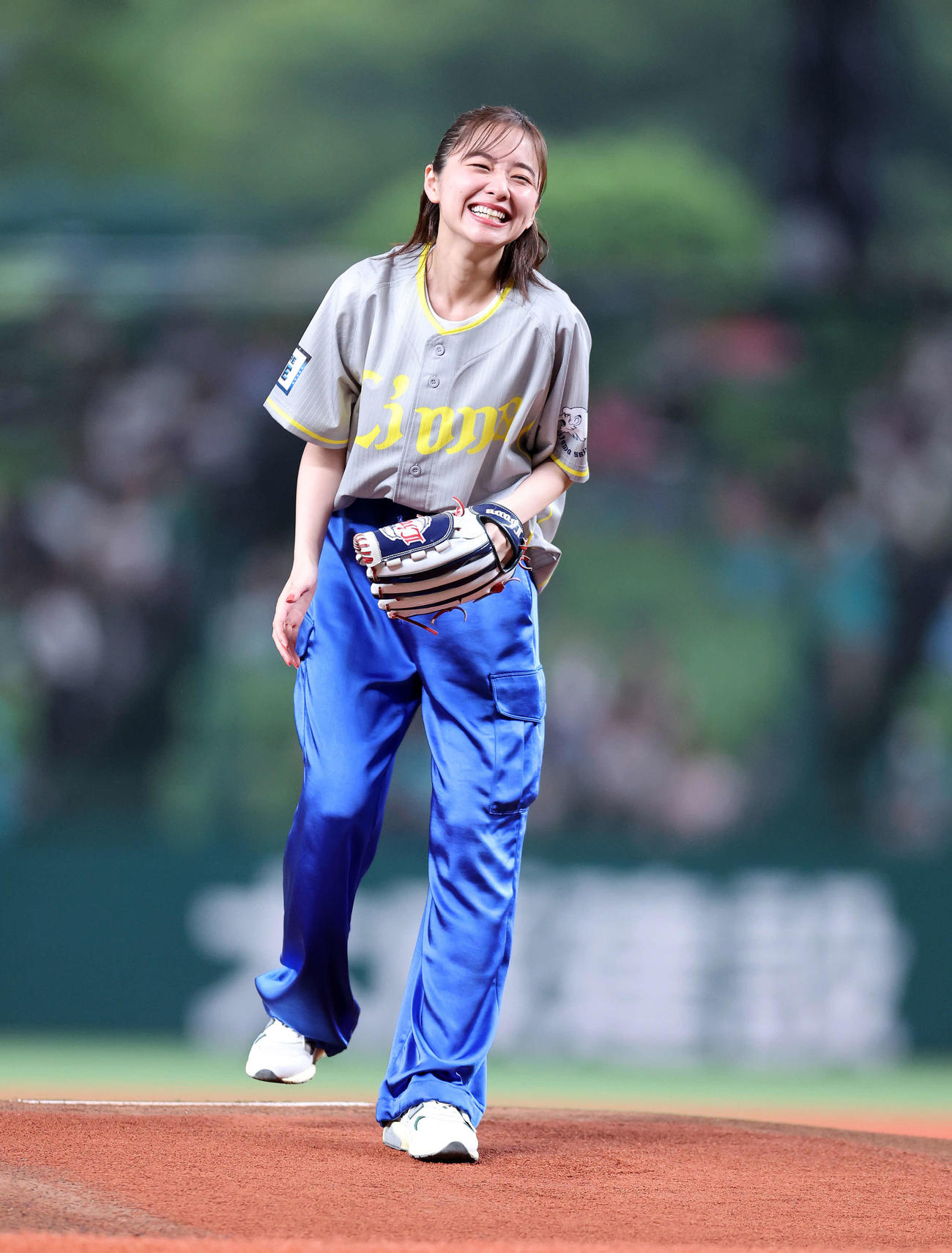 西武対ソフトバンク　セレモニアルピッチを終え笑顔を見せる堀田真由（撮影・鈴木正人）