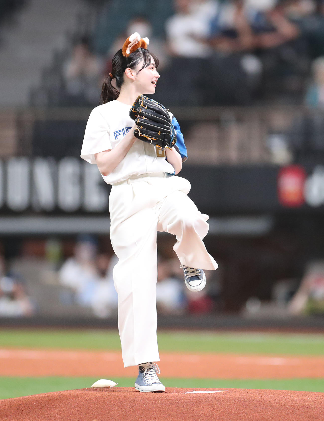日本ハム対オリックス　試合前、ファーストピッチを務める山田杏奈（撮影・佐藤翔太）
