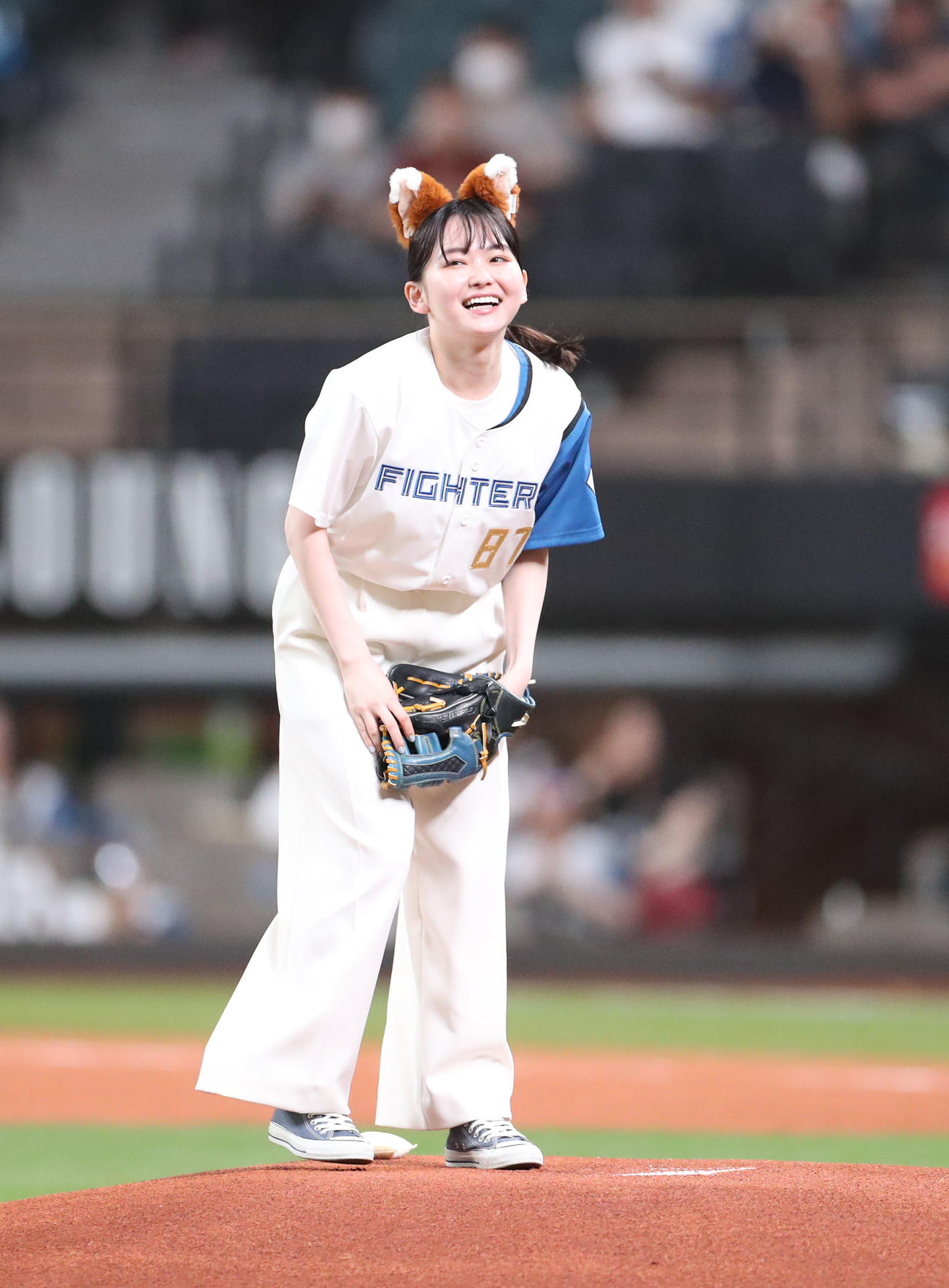 日本ハム対オリックス　試合前、ファーストピッチを務める山田杏奈（撮影・佐藤翔太）