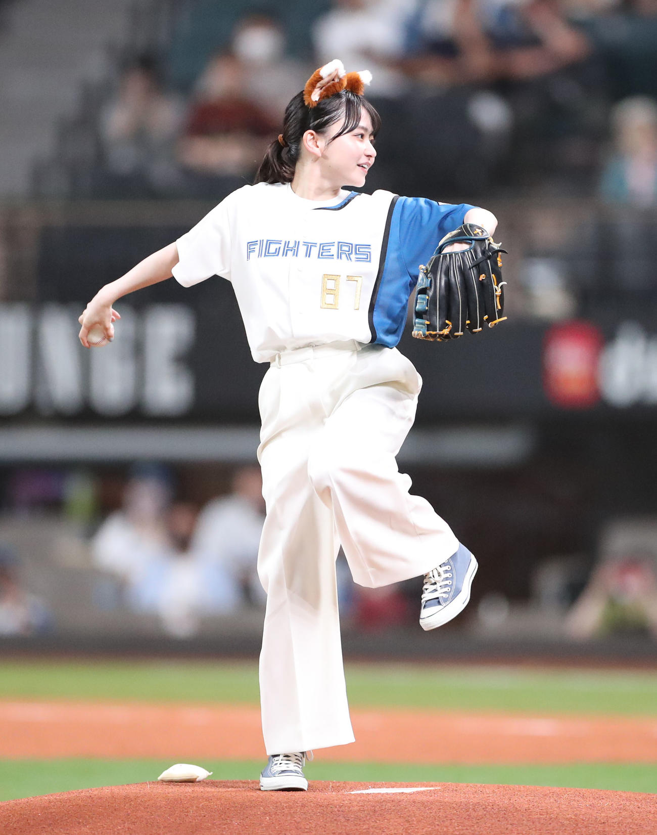 日本ハム対オリックス　試合前、ファーストピッチを務める山田杏奈（撮影・佐藤翔太）