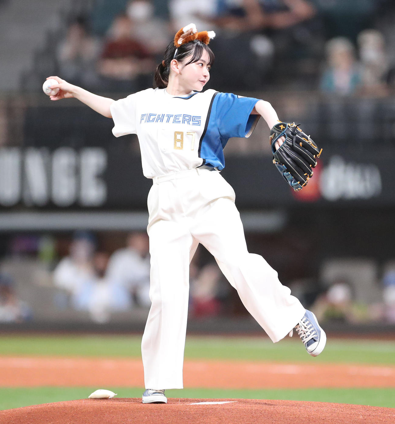 日本ハム対オリックス　試合前、ファーストピッチを務める山田杏奈（撮影・佐藤翔太）