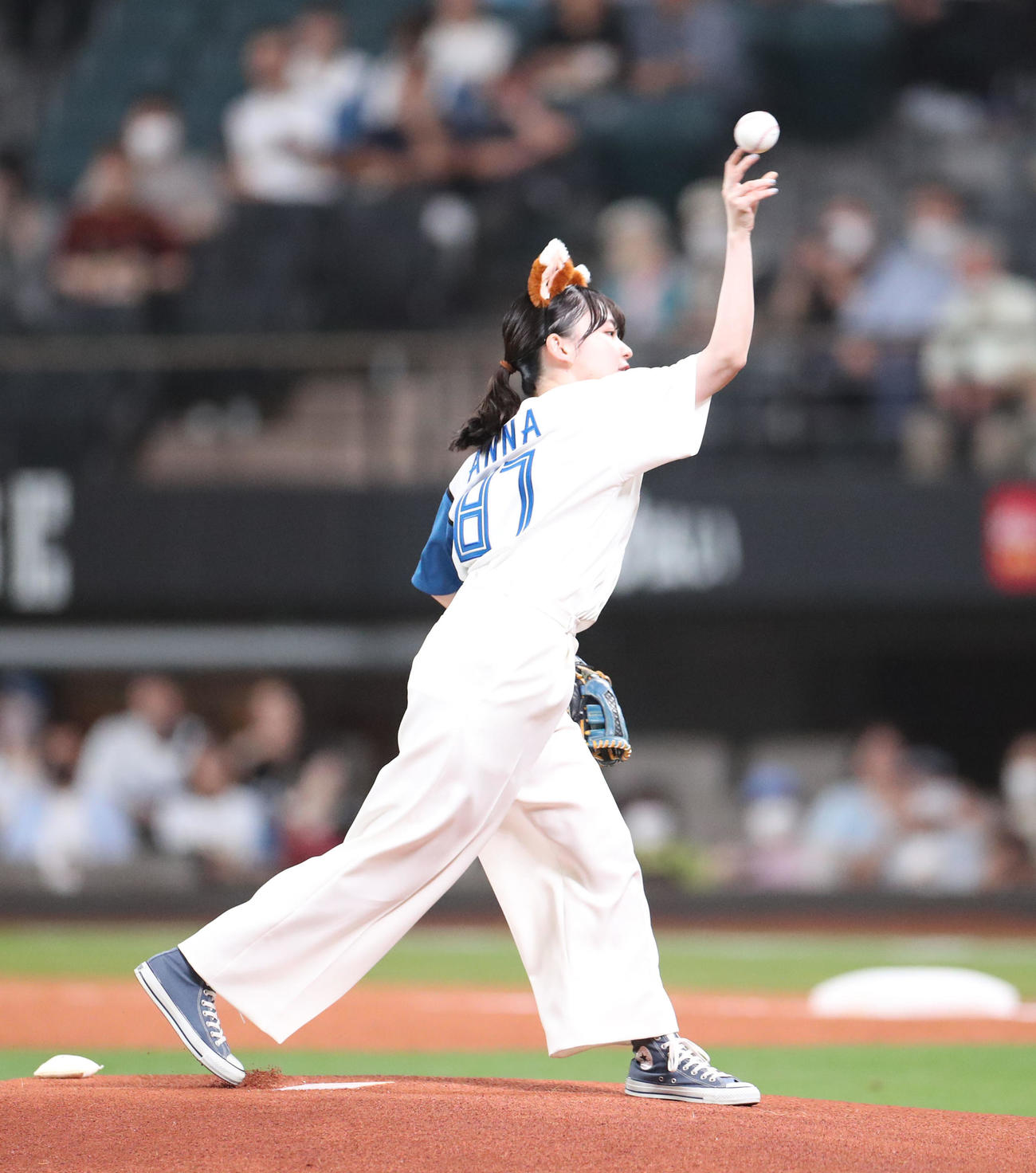 日本ハム対オリックス　試合前、ファーストピッチを務める山田杏奈（撮影・佐藤翔太）