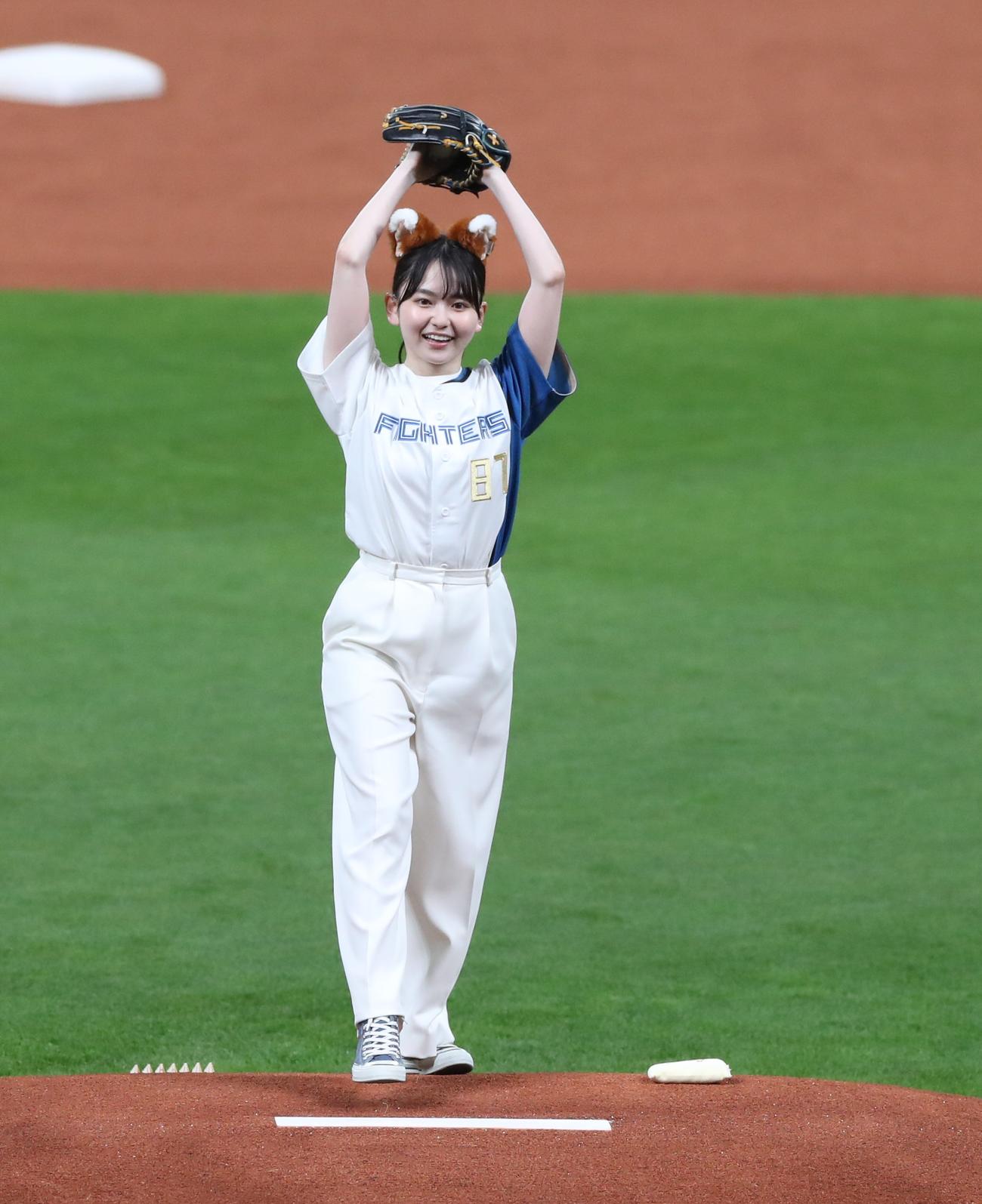 日本ハム対オリックス　ファーストピッチセレモニーを務めた山田杏奈（撮影・黒川智章）