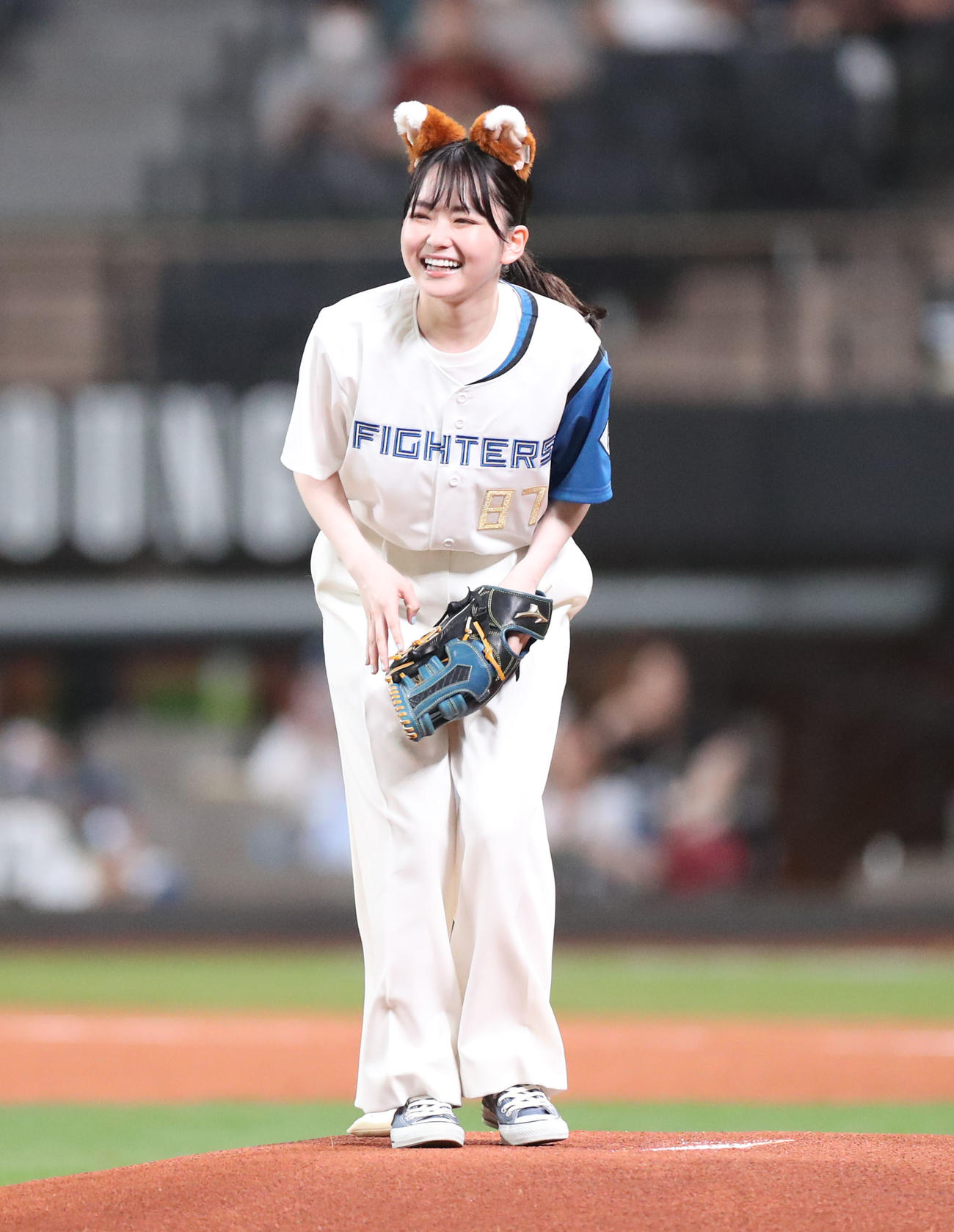 日本ハム対オリックス　試合前、ファーストピッチを務める山田杏奈（撮影・佐藤翔太）