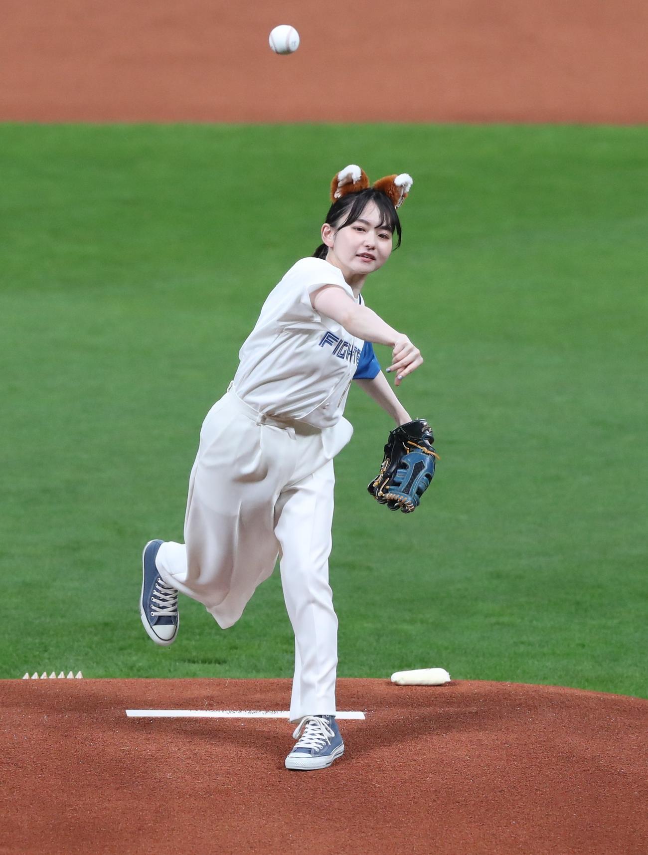 日本ハム対オリックス　ファーストピッチセレモニーを務めた山田杏奈（撮影・黒川智章）