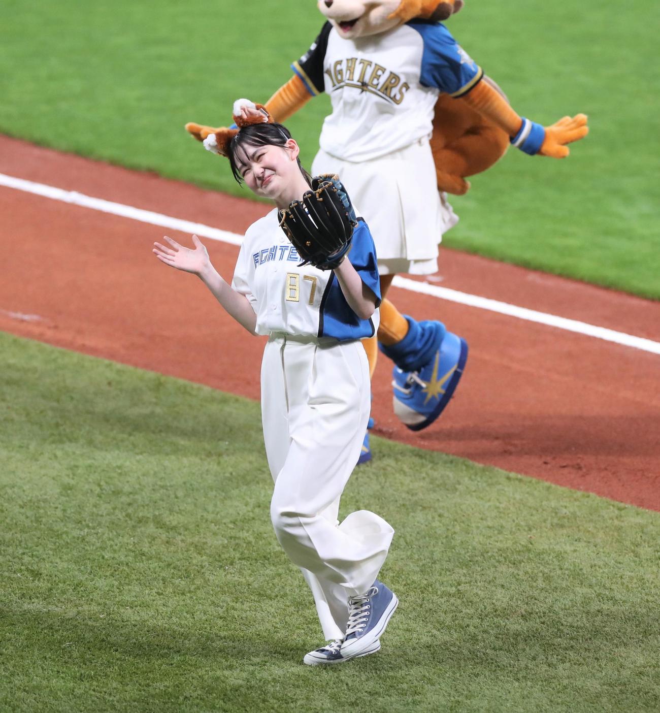 日本ハム対オリックス　ファーストピッチセレモニーを務めた山田杏奈（撮影・黒川智章）