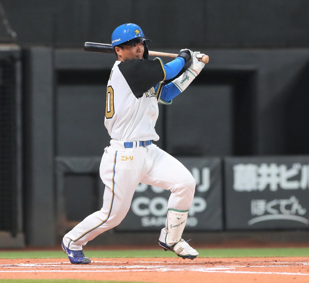 日本ハム対オリックス　1回裏日本ハム1死、中前打を放つ郡司（撮影・黒川智章）