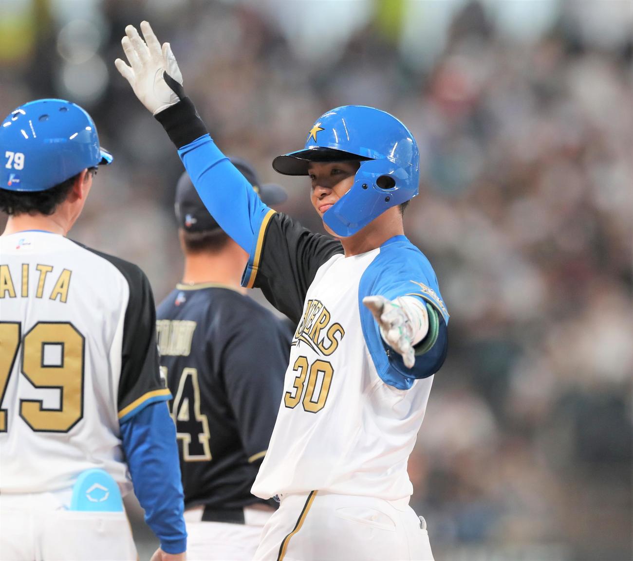 日本ハム対オリックス　1回裏日本ハム1死、中前打を放ちポーズをとる郡司（撮影・黒川智章）