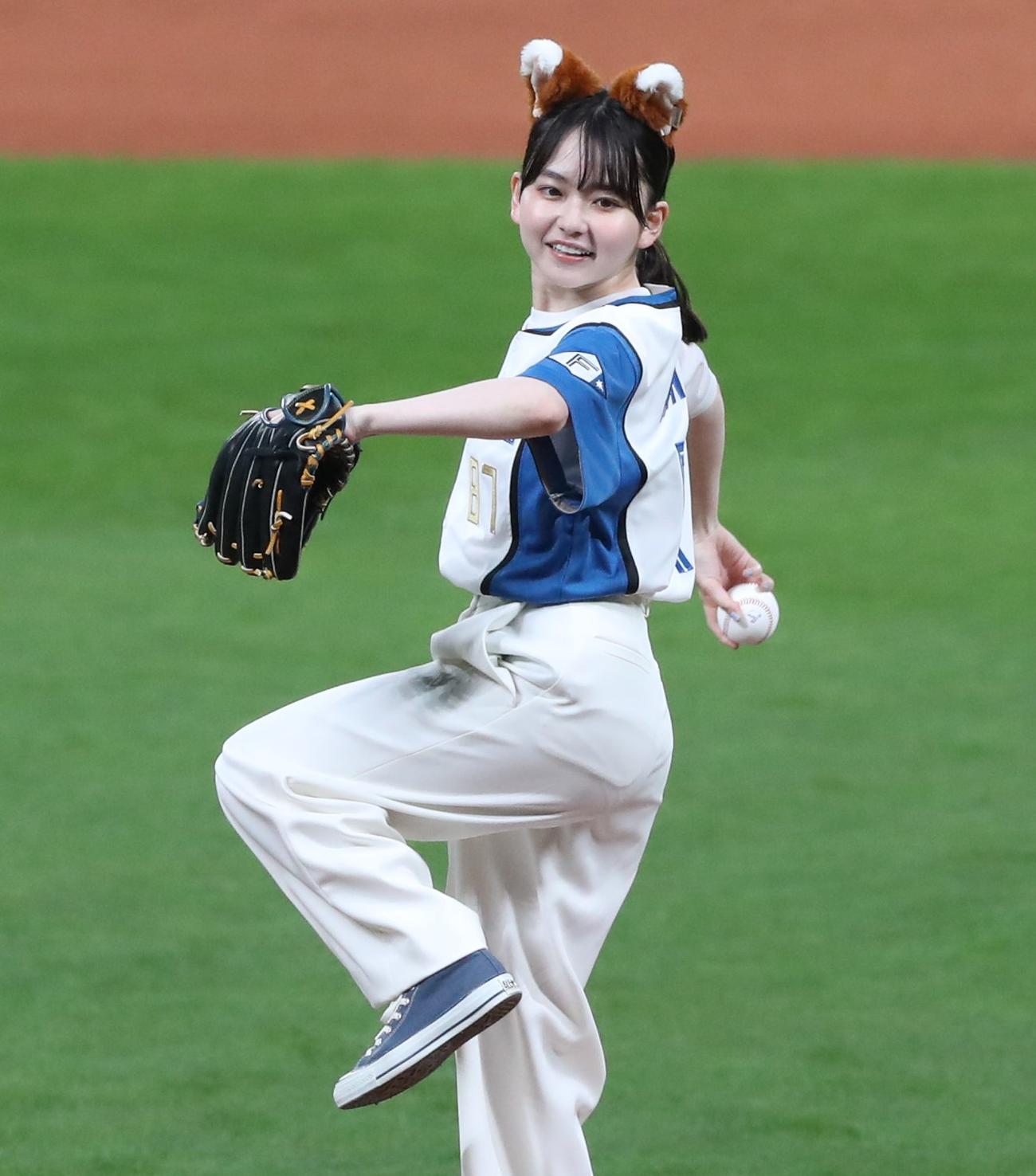 日本ハム対オリックス　ファーストピッチセレモニーを務めた山田杏奈（撮影・黒川智章）