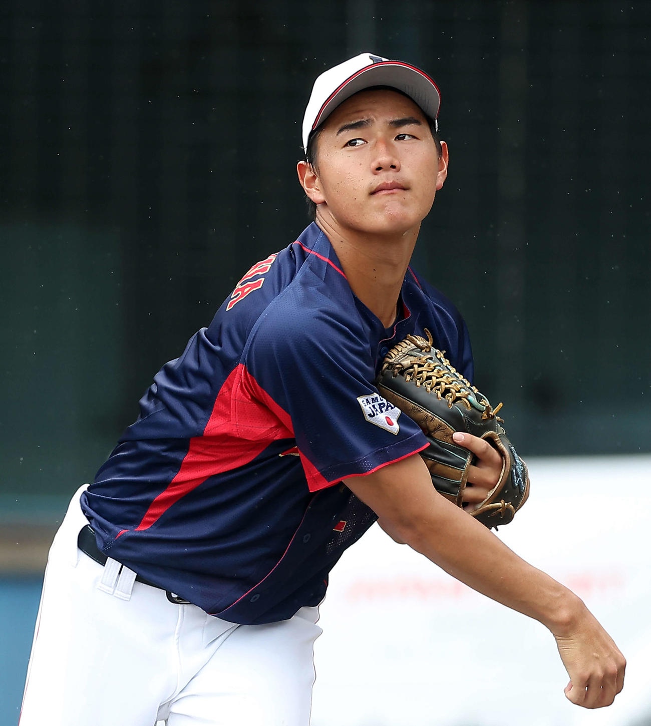 侍ジャパン大学日本代表合宿の練習でキャッチボールする青学大・西川（撮影・河田真司）