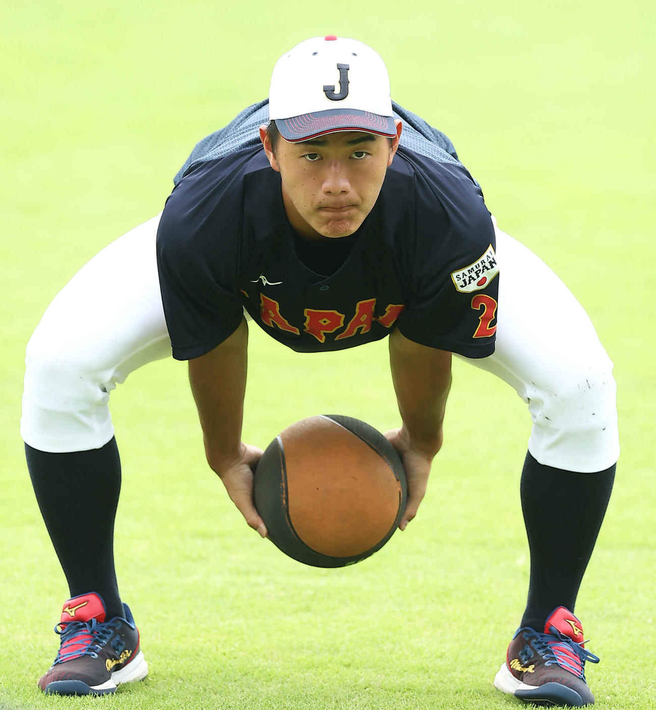 侍ジャパン大学日本代表合宿の練習でメディシンボールを投げる青学大・西川（撮影・河田真司）