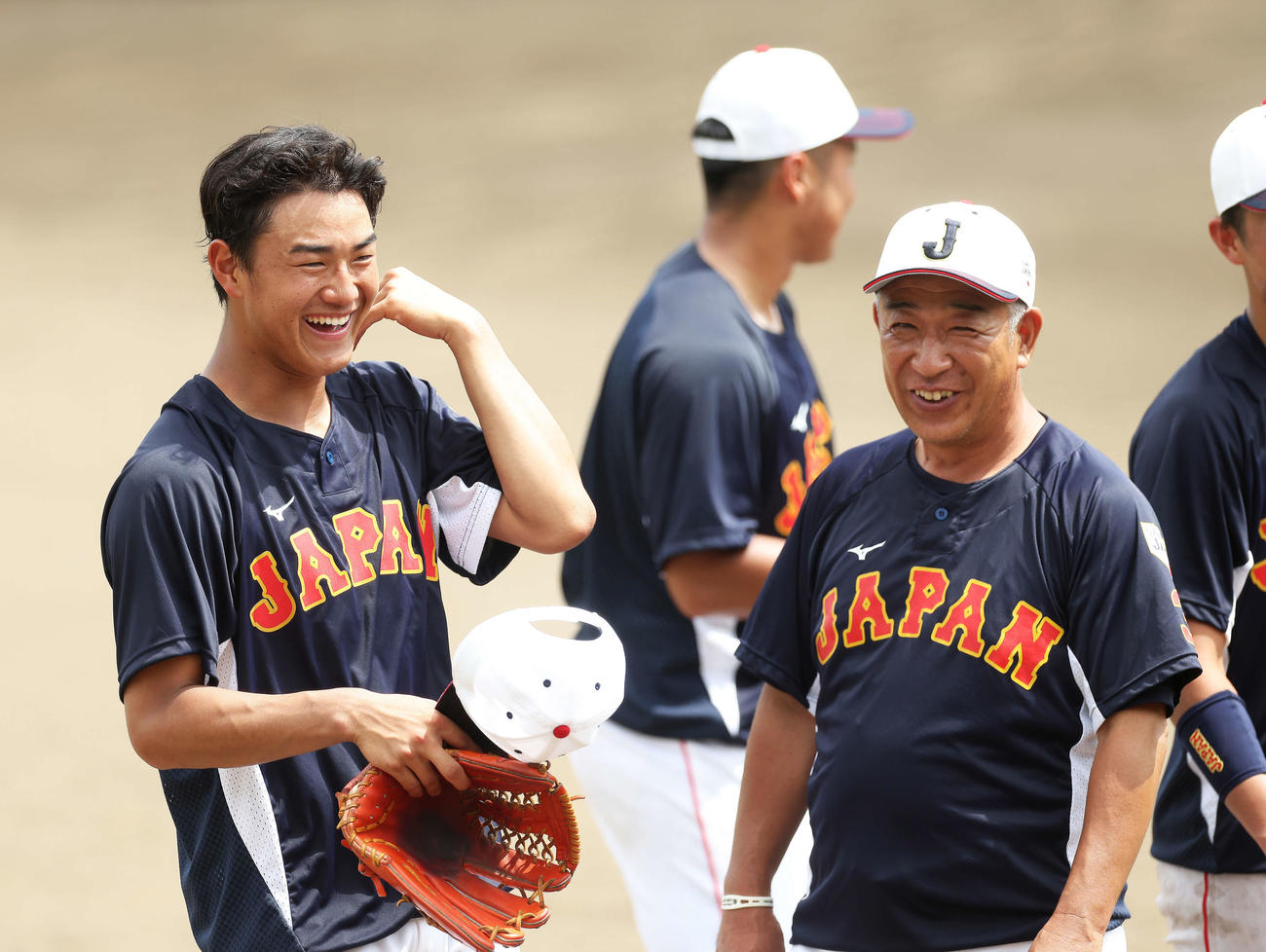 侍ジャパン大学日本代表合宿で笑顔を見せる青学大・西川（左）と鈴木コーチ（撮影・河田真司）