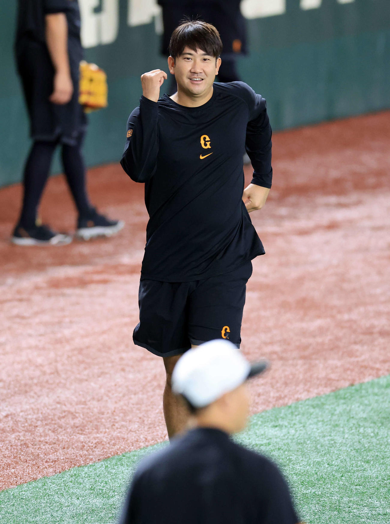 巨人対阪神　笑顔でトレーニングする巨人菅野（撮影・浅見桂子）