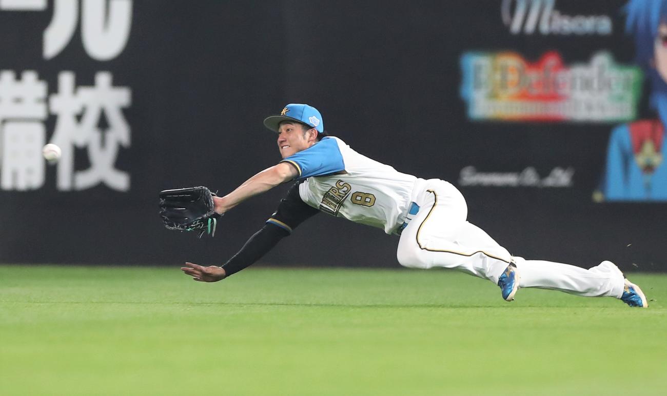 日本ハム対オリックス　2回表オリックス2死、杉本の打球をダイビングキャッチする浅間（撮影・黒川智章）