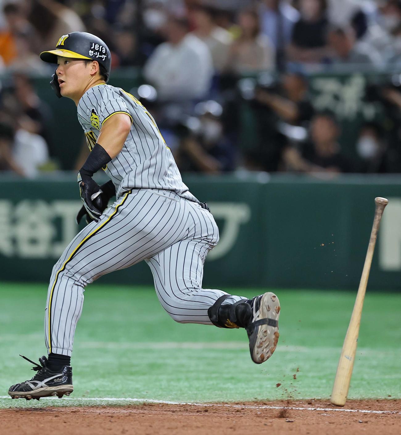 巨人対阪神　5回表阪神2死、前川は左前打を放つ（撮影・上田博志）
