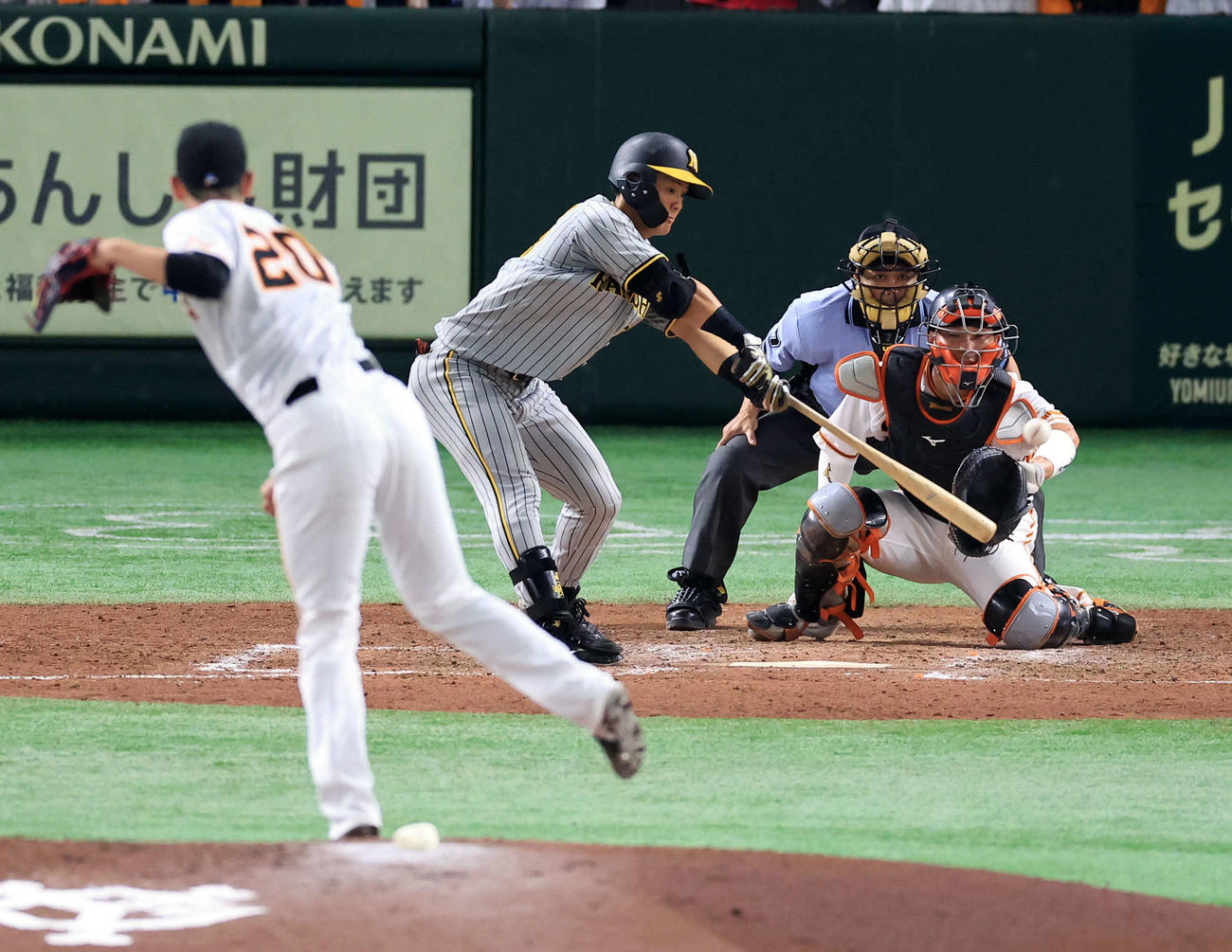 巨人対阪神　5回表阪神2死、前川は左前打を放つ。投手戸郷（撮影・浅見桂子）