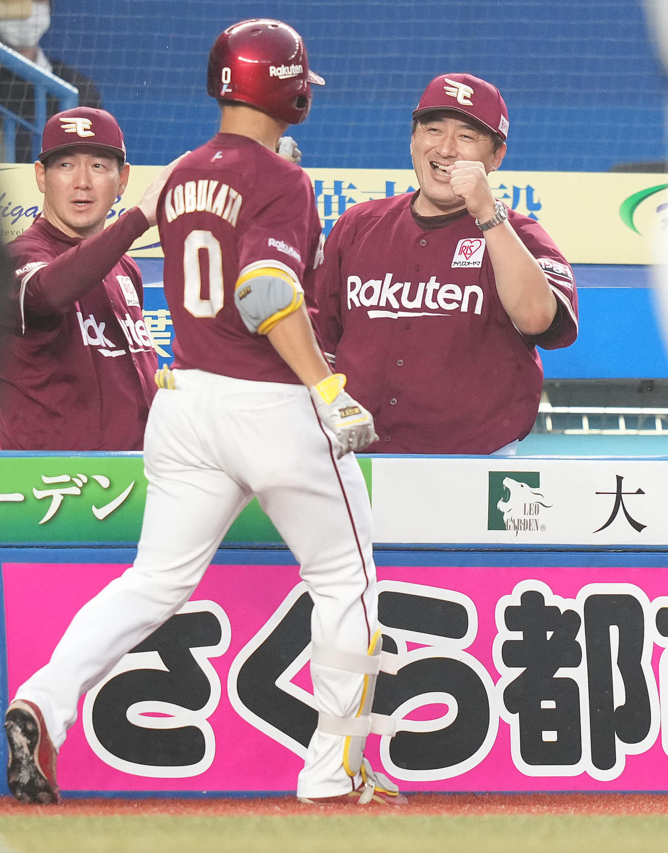 ロッテ対楽天　2回表楽天2死一塁、先制の右越え2点本塁打を放った小深田（中央）を笑顔で迎える石井監督（右）（撮影・鈴木みどり）
