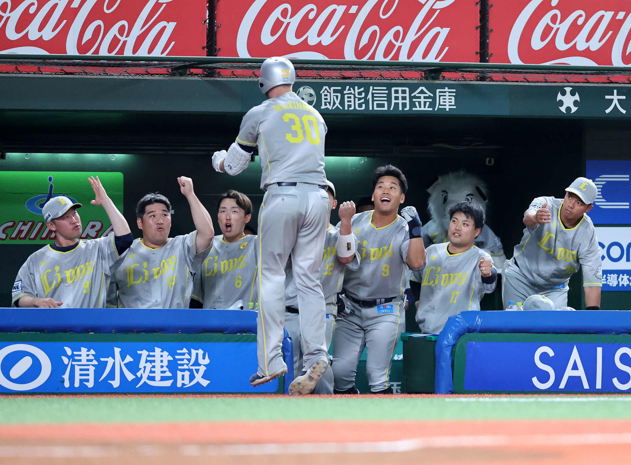 西武対ソフトバンク　2回裏西武無死、マキノン（中央）の左越えソロ本塁打を喜び迎える選手たち（撮影・鈴木正人）