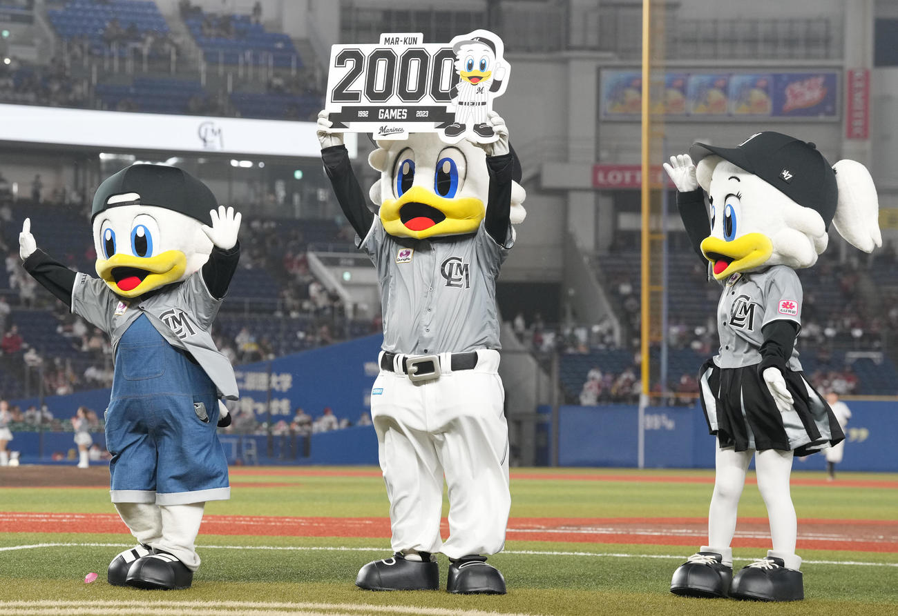ロッテ対楽天　主催2000試合出場のマーくん（中央）はボードを掲げる（撮影・鈴木みどり）