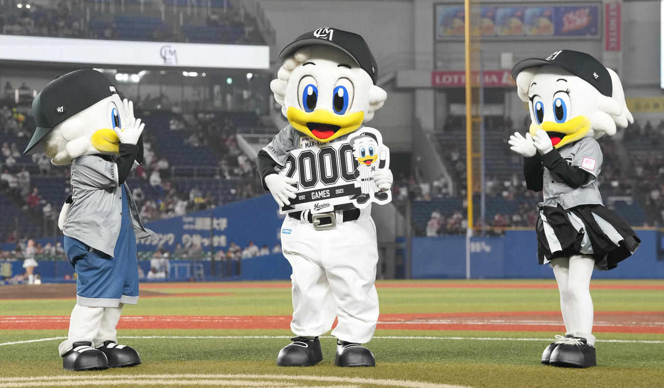 ロッテ対楽天　主催2000試合出場のマーくん（中央）はボードを掲げる（撮影・鈴木みどり）