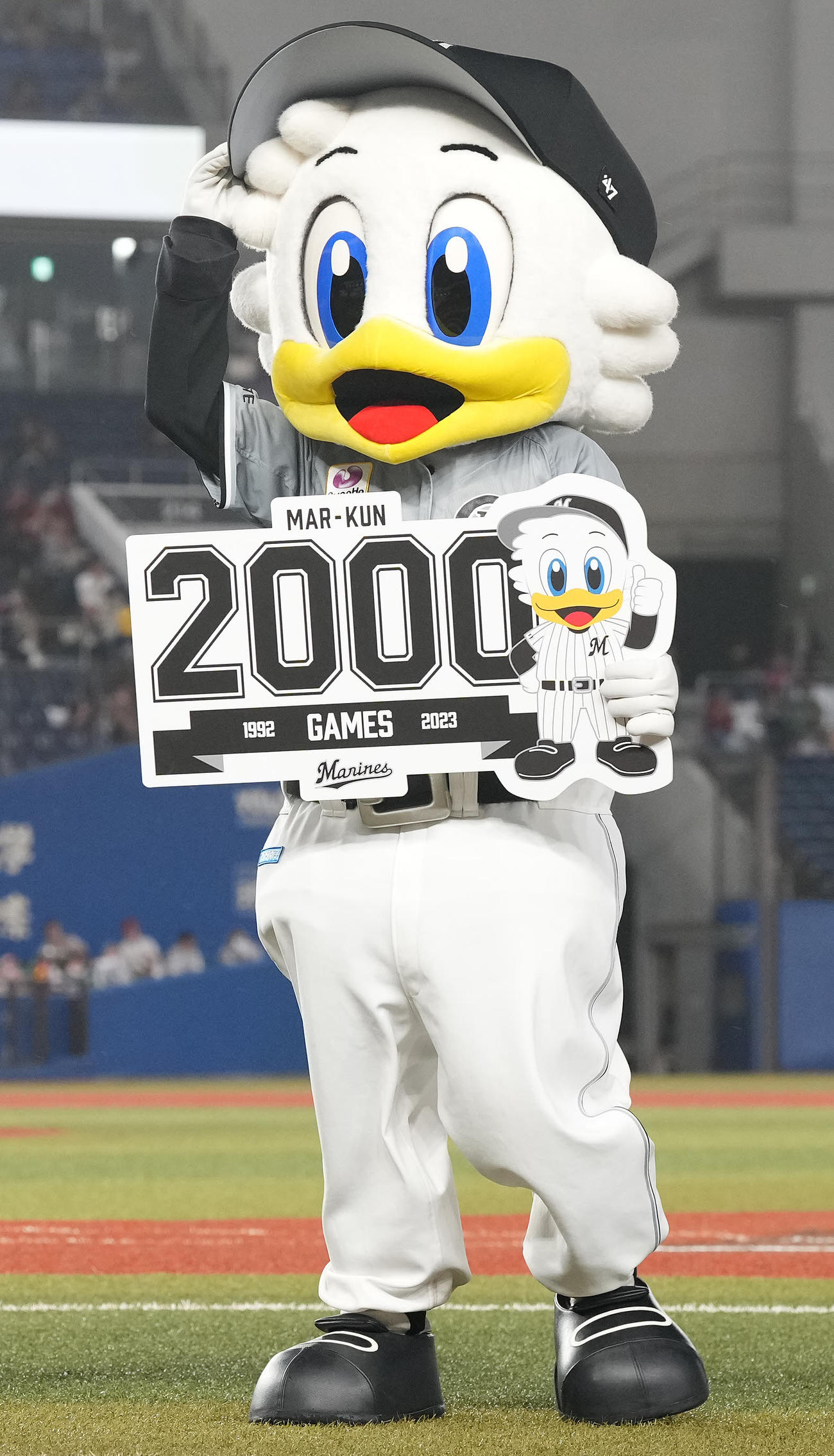 ロッテ対楽天　主催2000試合出場のマーくんはボードを掲げる（撮影・鈴木みどり）