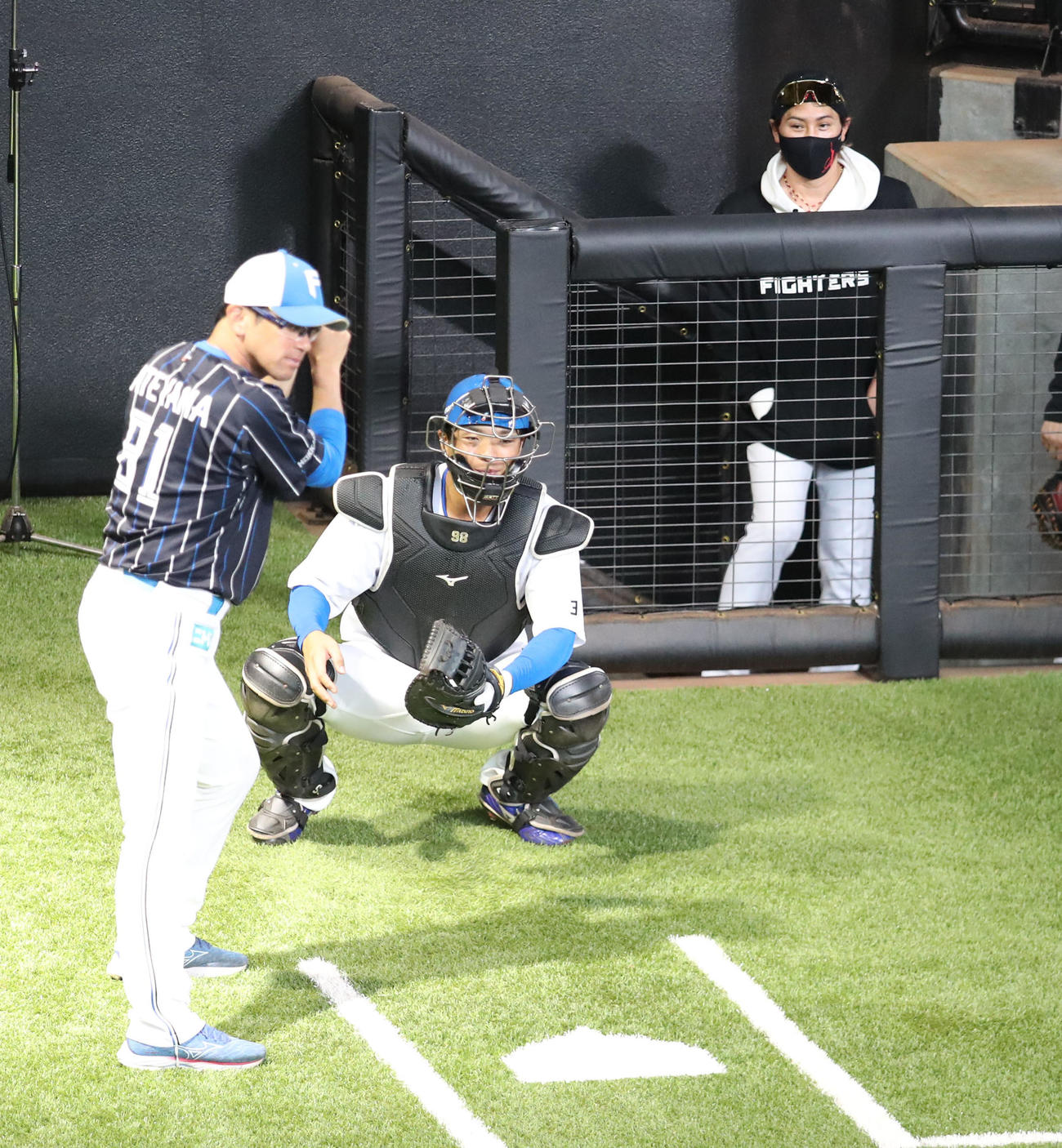 日本ハム対オリックス　ブルペン捕手を務める日本ハム郡司の様子を見つめる新庄監督（撮影・佐藤翔太）