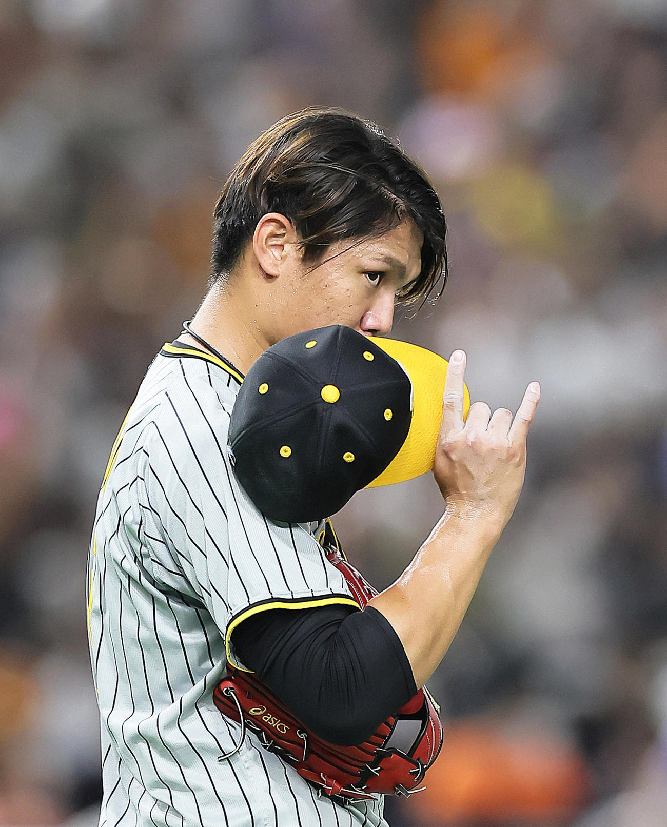 巨人対阪神4回裏巨人2死二塁、大城に右適時打を浴びた西純（撮影・足立雅史）