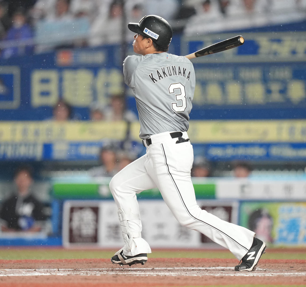 ロッテ対楽天　6回裏ロッテ無死一、二塁、右適時二塁打を放つ角中（撮影・鈴木みどり）