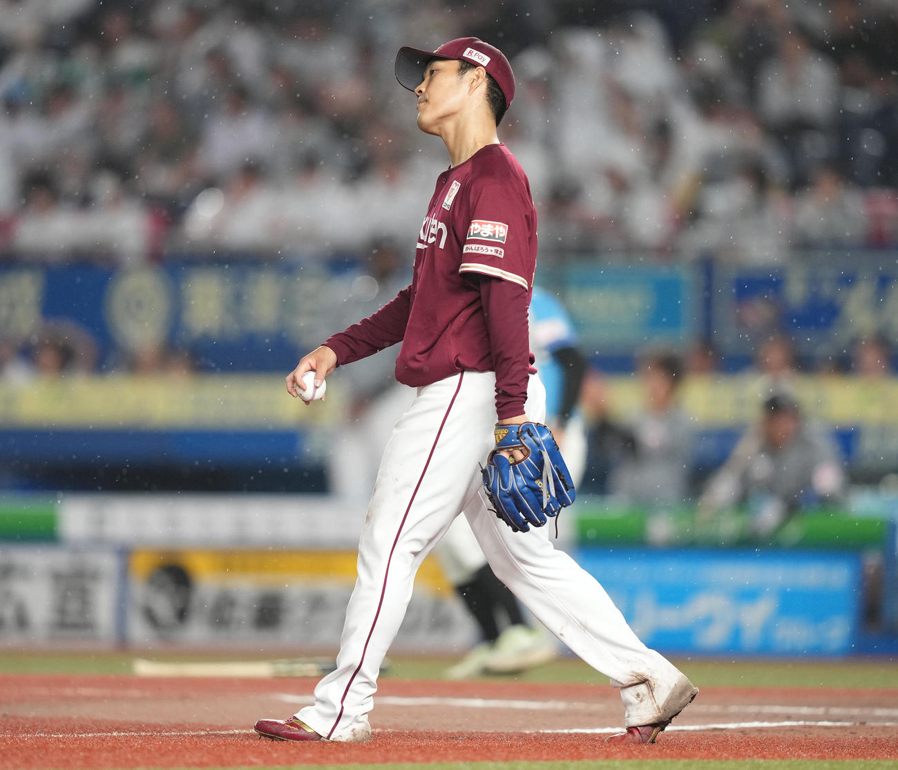 ロッテ対楽天　6回裏ロッテ無死一、二塁、角中に右適時二塁打を浴び、浮かない表情の則本（撮影・鈴木みどり）