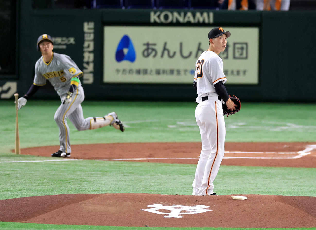 巨人対阪神　1回表阪神無死、近本に先頭打者本塁打を許し打球を見つめる戸郷（撮影・浅見桂子）