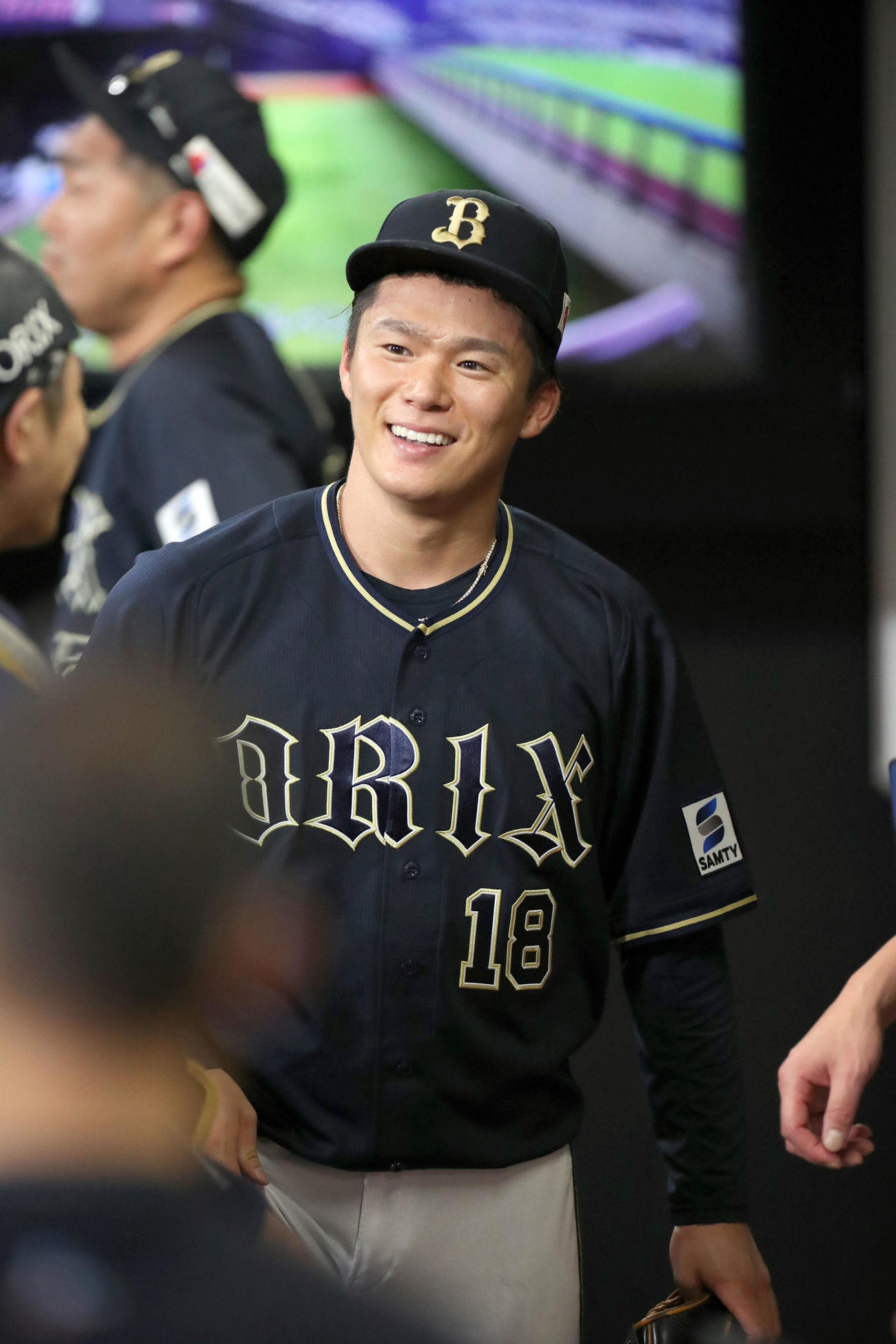 日本ハム対オリックス　7回裏を無失点に抑えベンチで笑顔を見せる山本（撮影・佐藤翔太）