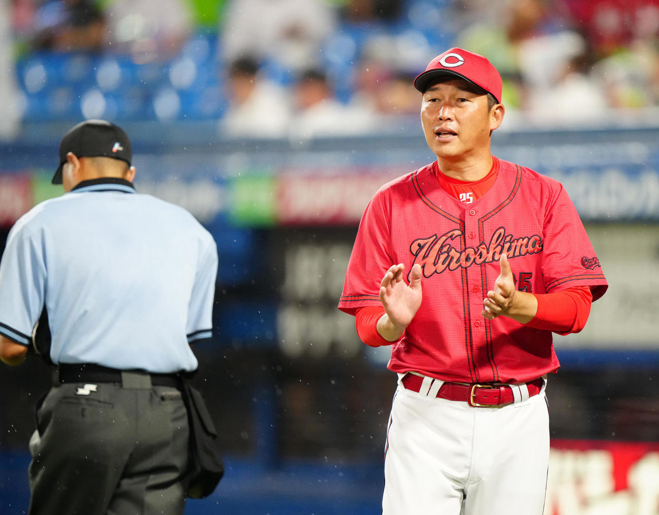 ヤクルト対広島　8回裏開始前、選手交代を告げた広島新井監督（撮影・江口和貴）