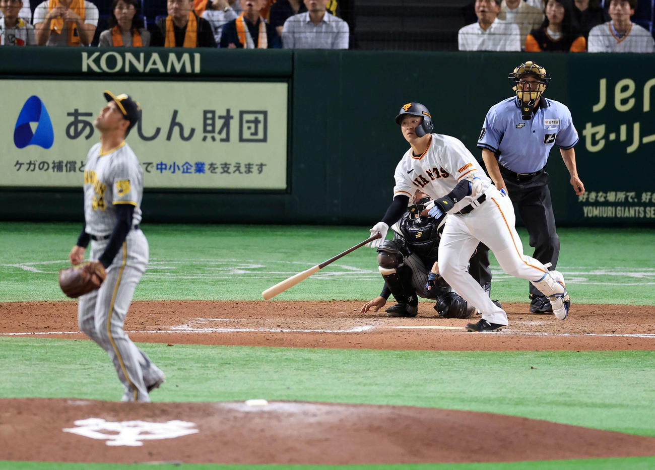 巨人対阪神　10回裏巨人2死、岸田は右中間にサヨナラ本塁打を放つ。投手加治屋（撮影・浅見桂子）