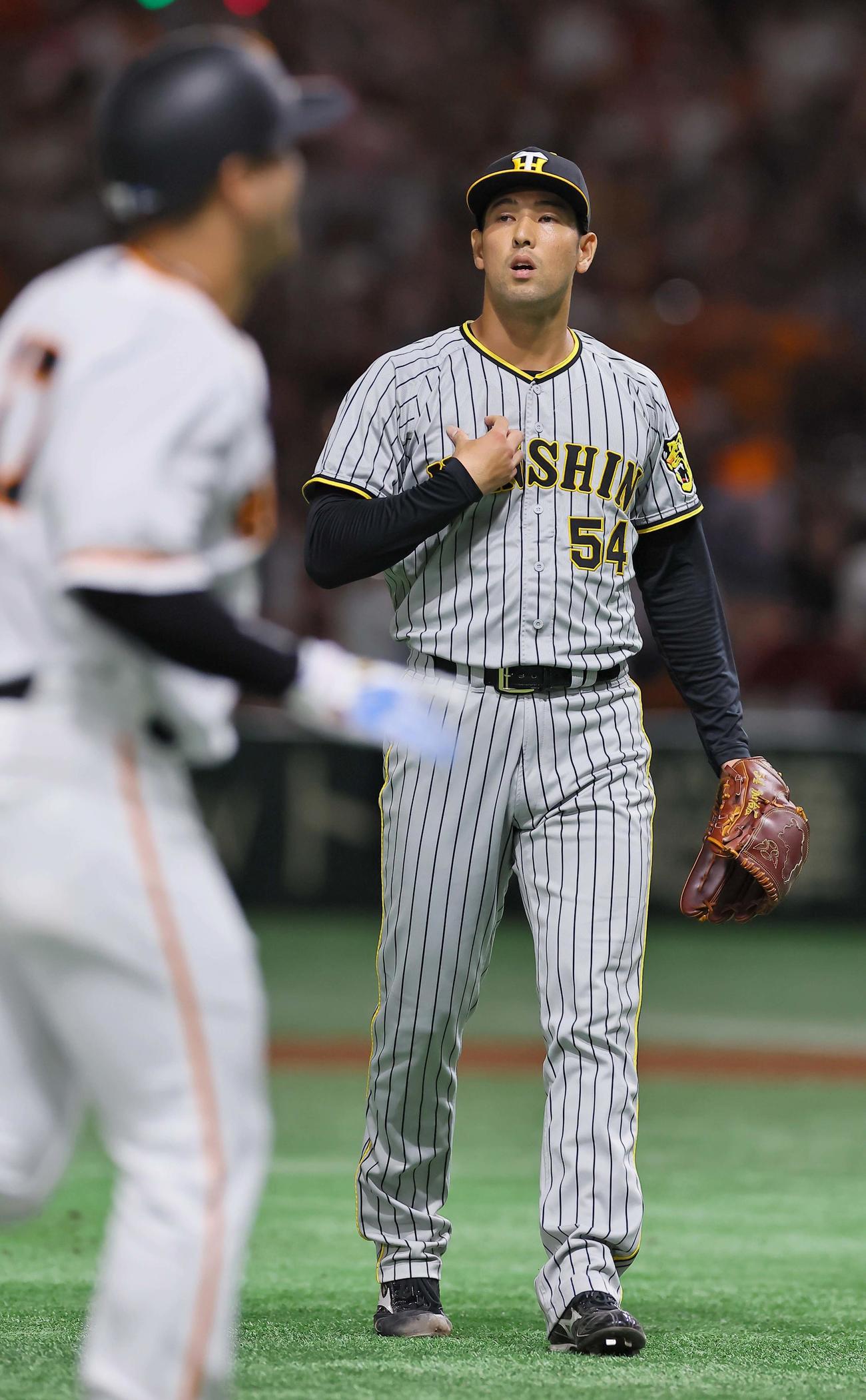 巨人対阪神　10回裏2死、加治屋は岸田（左）にサヨナラ本塁打を浴びる（撮影・上田博志）