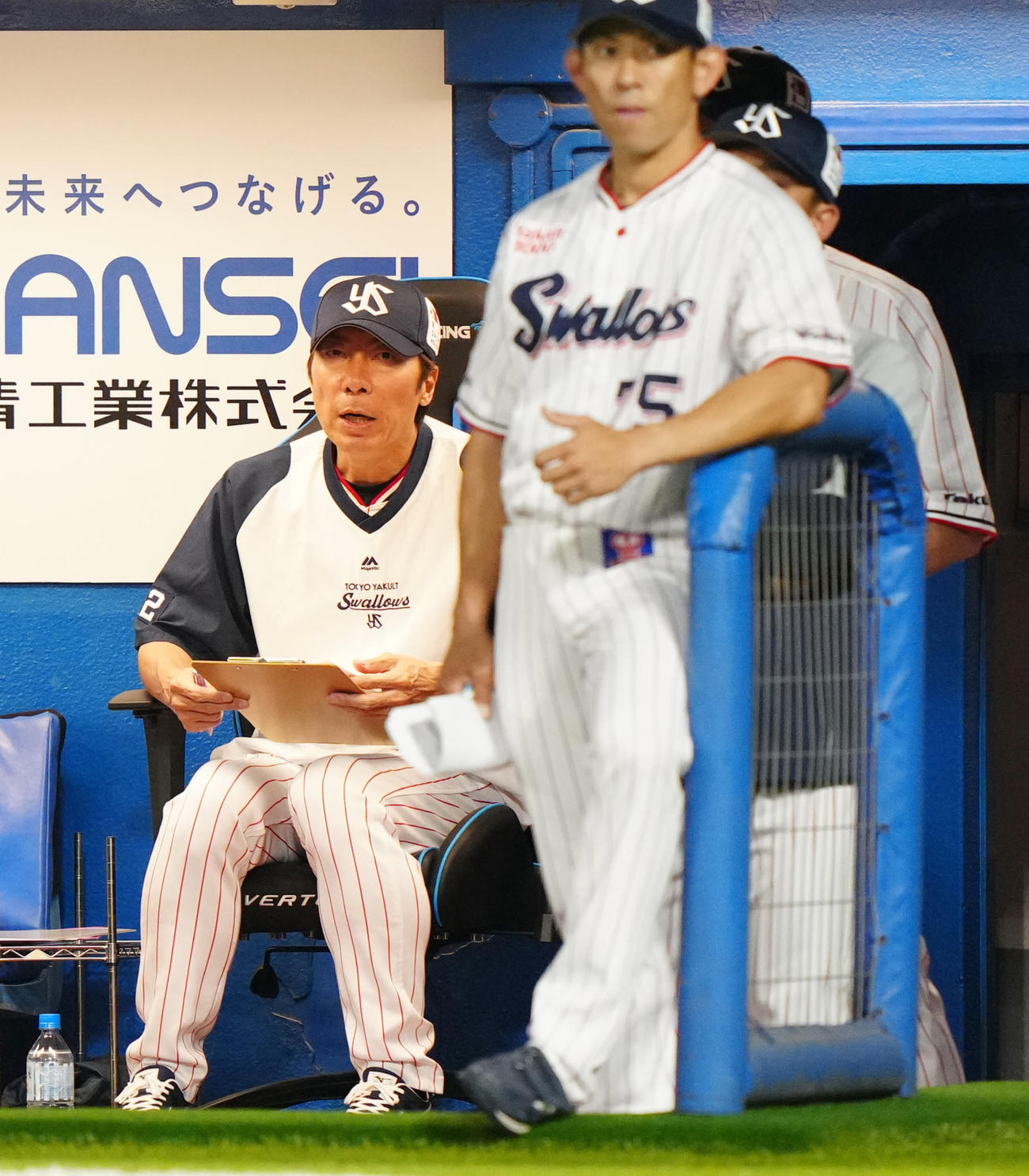 ヤクルト対広島　5回表広島2死二塁、サイスニードが田中に適時打を浴び、ベンチで厳しい表情の高津監督（左）（撮影・江口和貴）