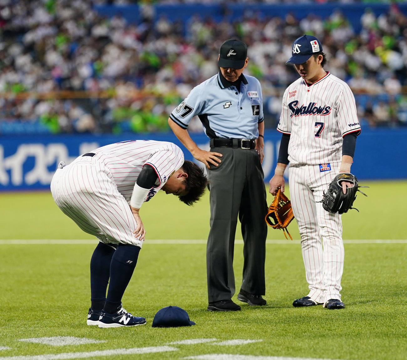ヤクルト対広島　4回表、足を気にするヤクルト三塁手村上（左）（撮影・江口和貴）
