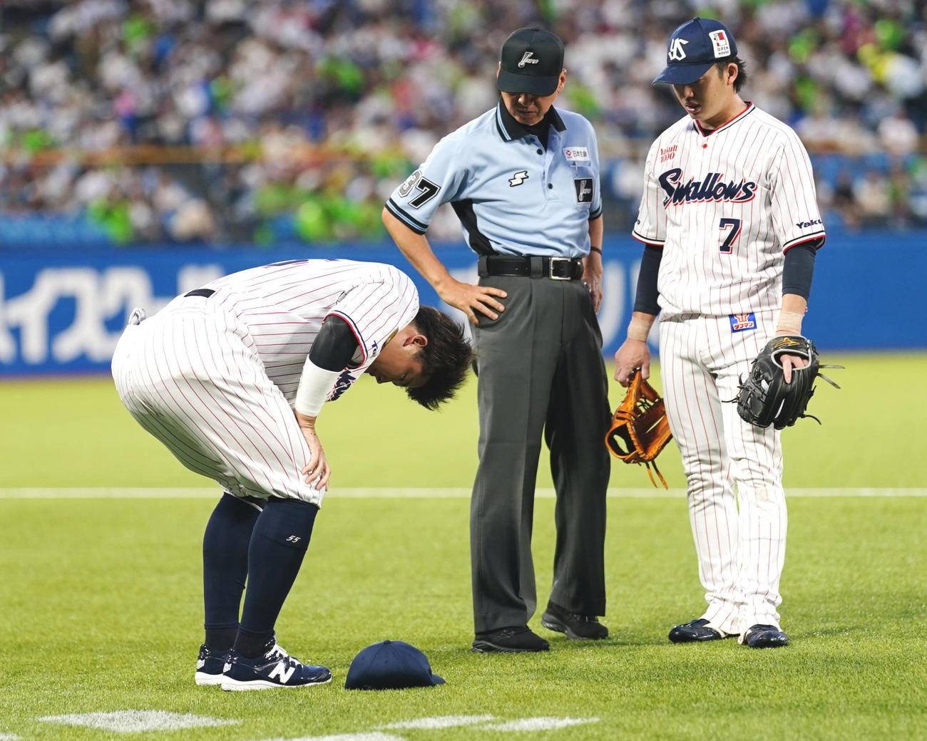 ヤクルト対広島　4回表、足を気にするヤクルト三塁手村上（左）（撮影・江口和貴）