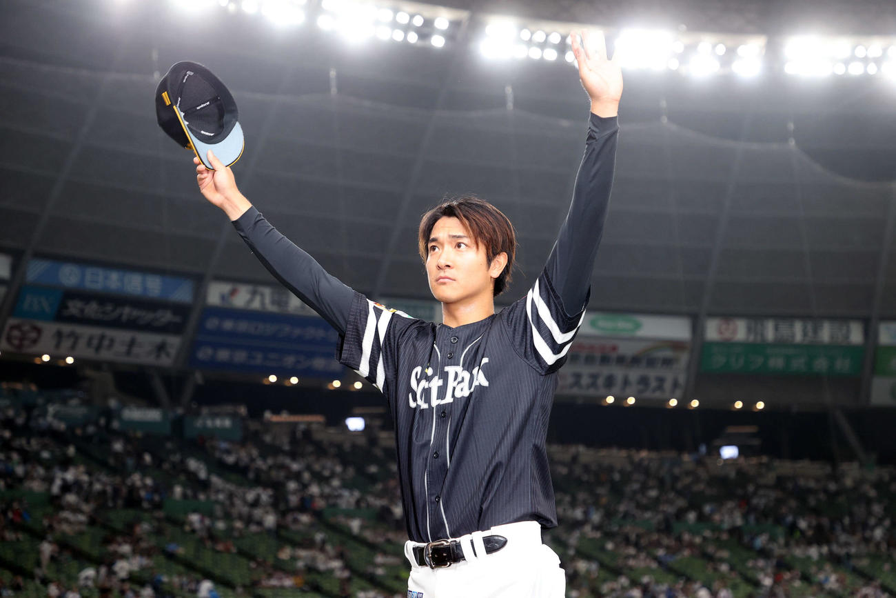 西武対ソフトバンク　勝利しファンに手を振るソフトバンク柳町（撮影・鈴木正人）