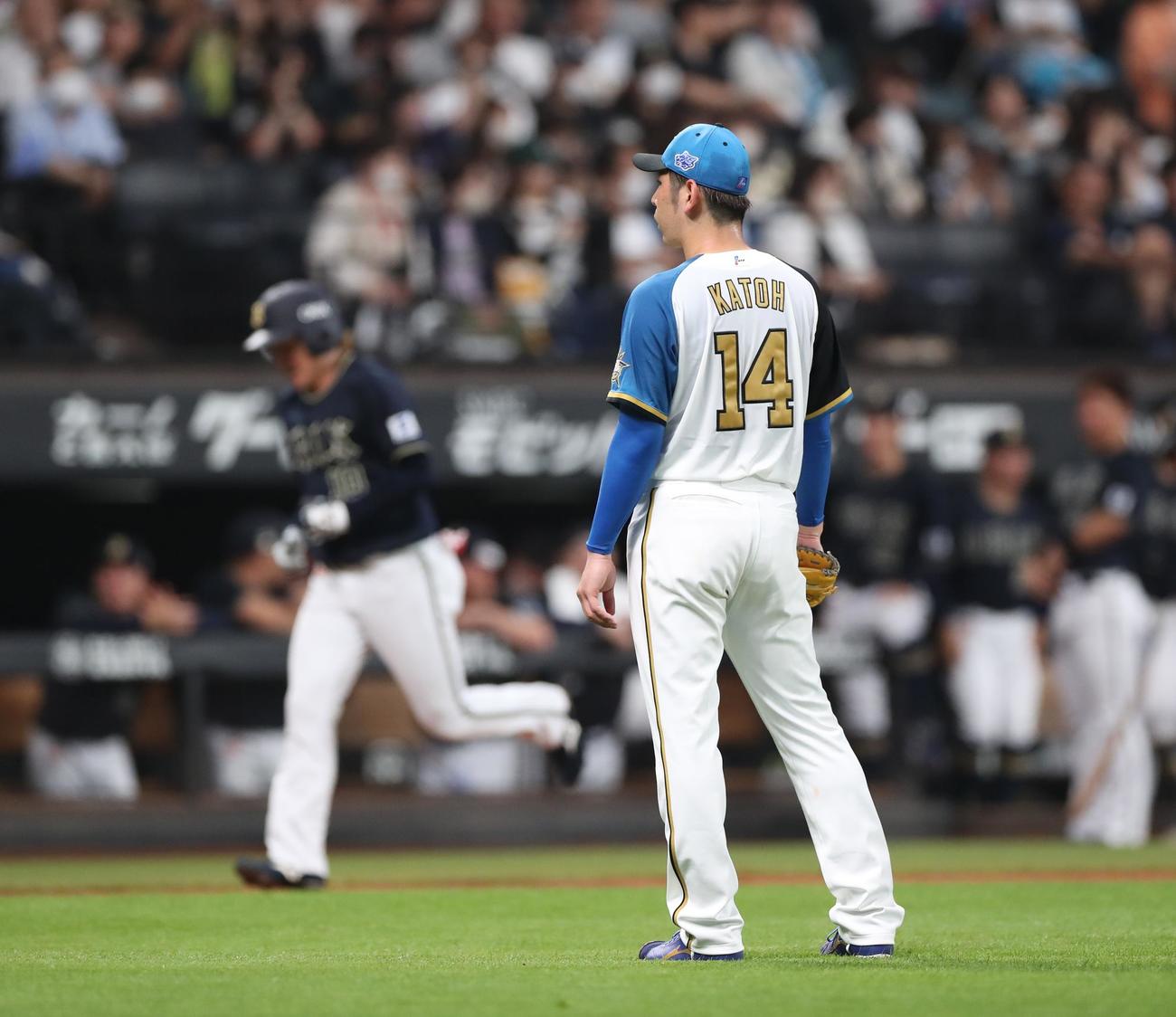 日本ハム対オリックス　3回表オリックス2死一塁、大城に2点本塁打を浴びる加藤貴（撮影・黒川智章）
