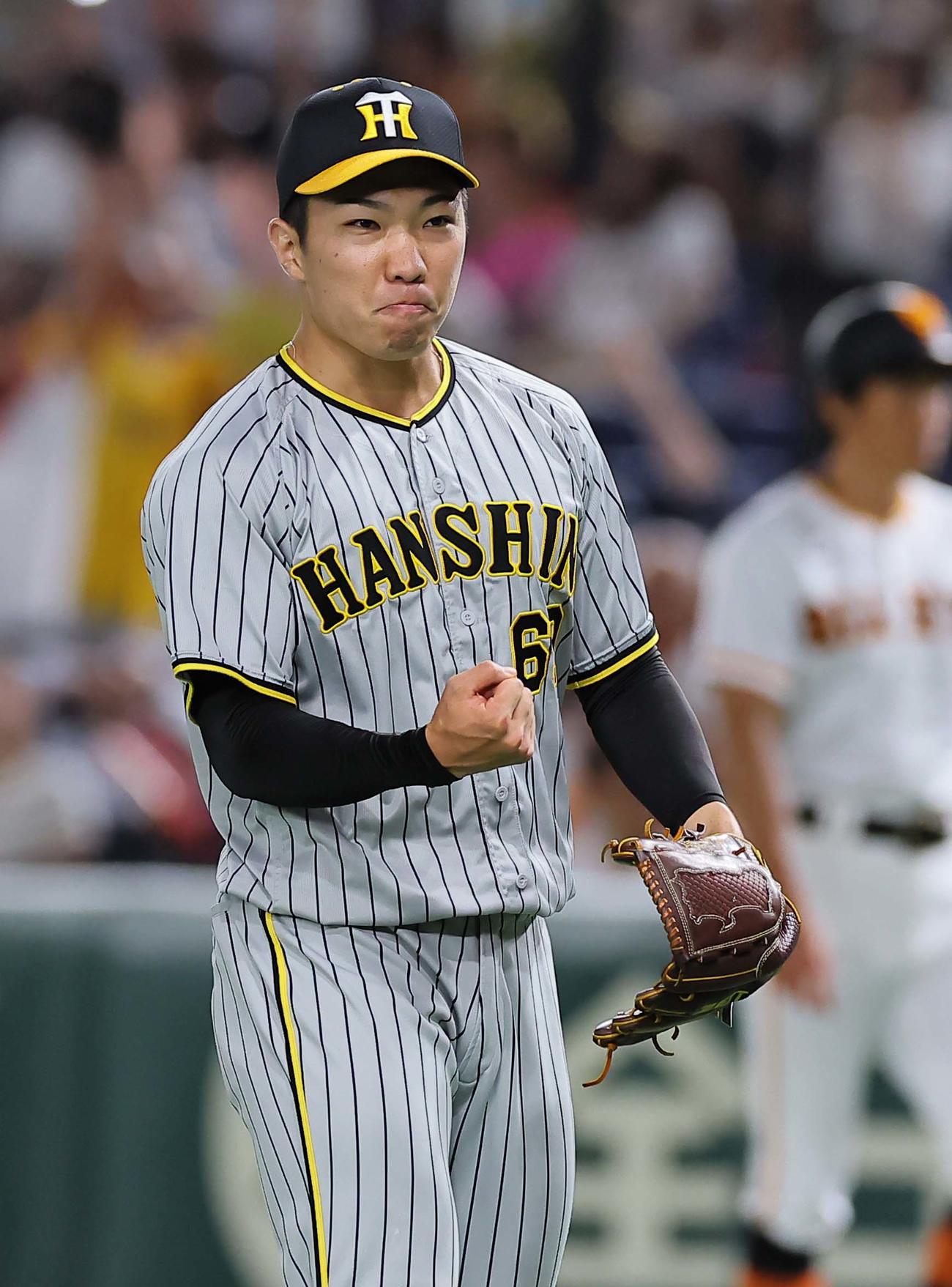 巨人対阪神　9回裏巨人1死一、二塁、石井は大城卓を二塁併殺打に打ち取りガッツポーズをする（撮影・上田博志）