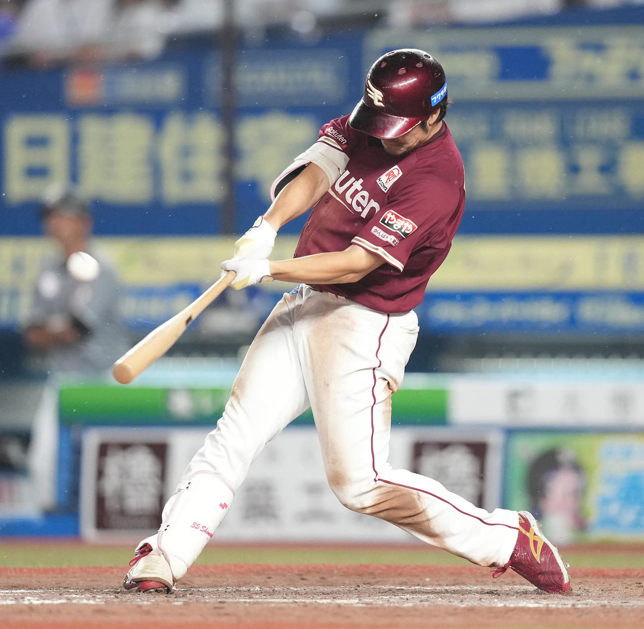 ロッテ対楽天　8回表楽天2死、右中間にソロ本塁打を放つ島内（撮影・鈴木みどり）